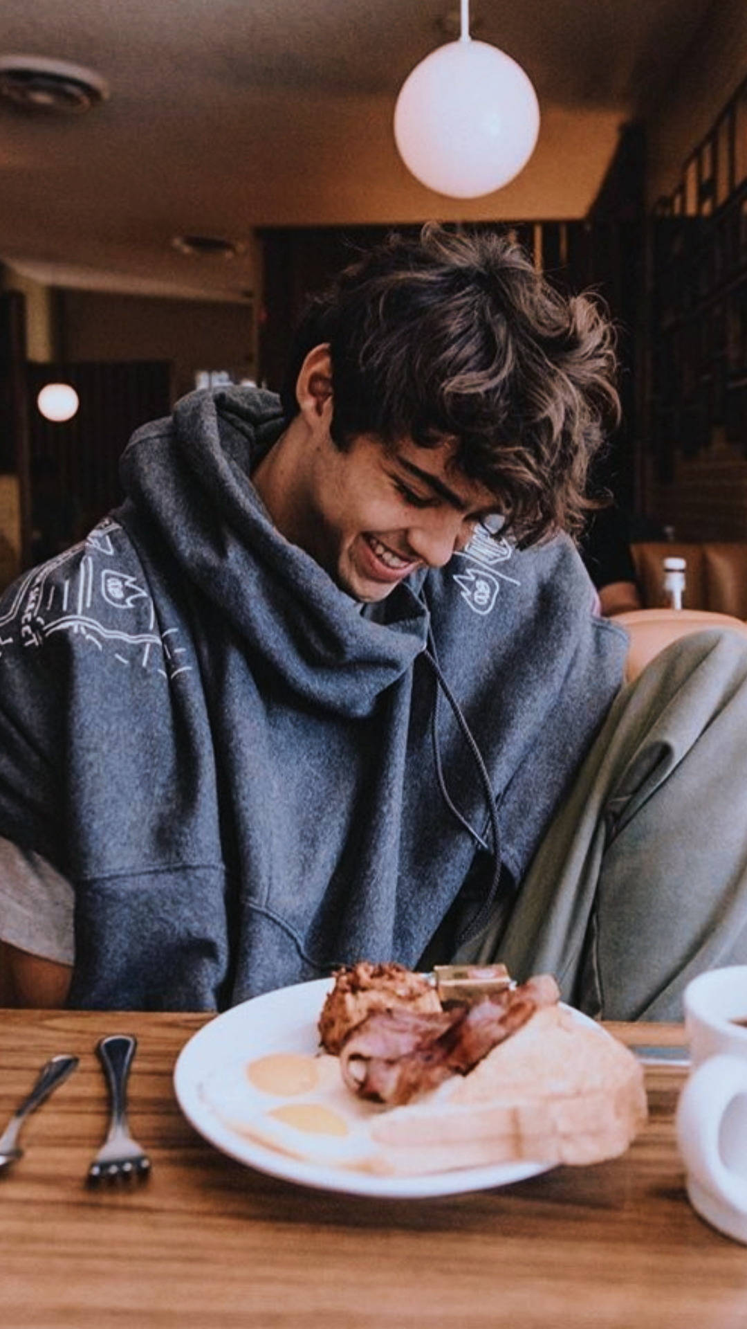 Actor Noah Centineo Background
