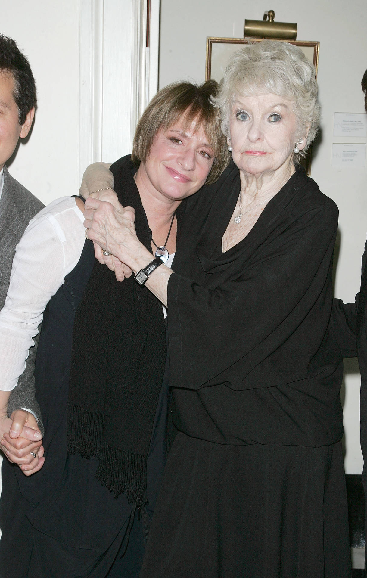 Actress Elaine Stritch Hugging Patti Lupone Wallpaper