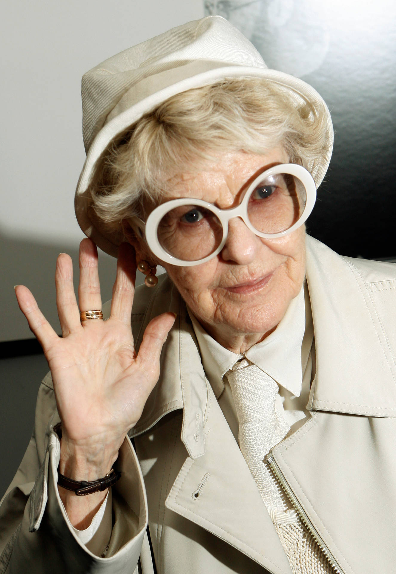 Elaine Stritch Waving in All-White Outfit Wallpaper