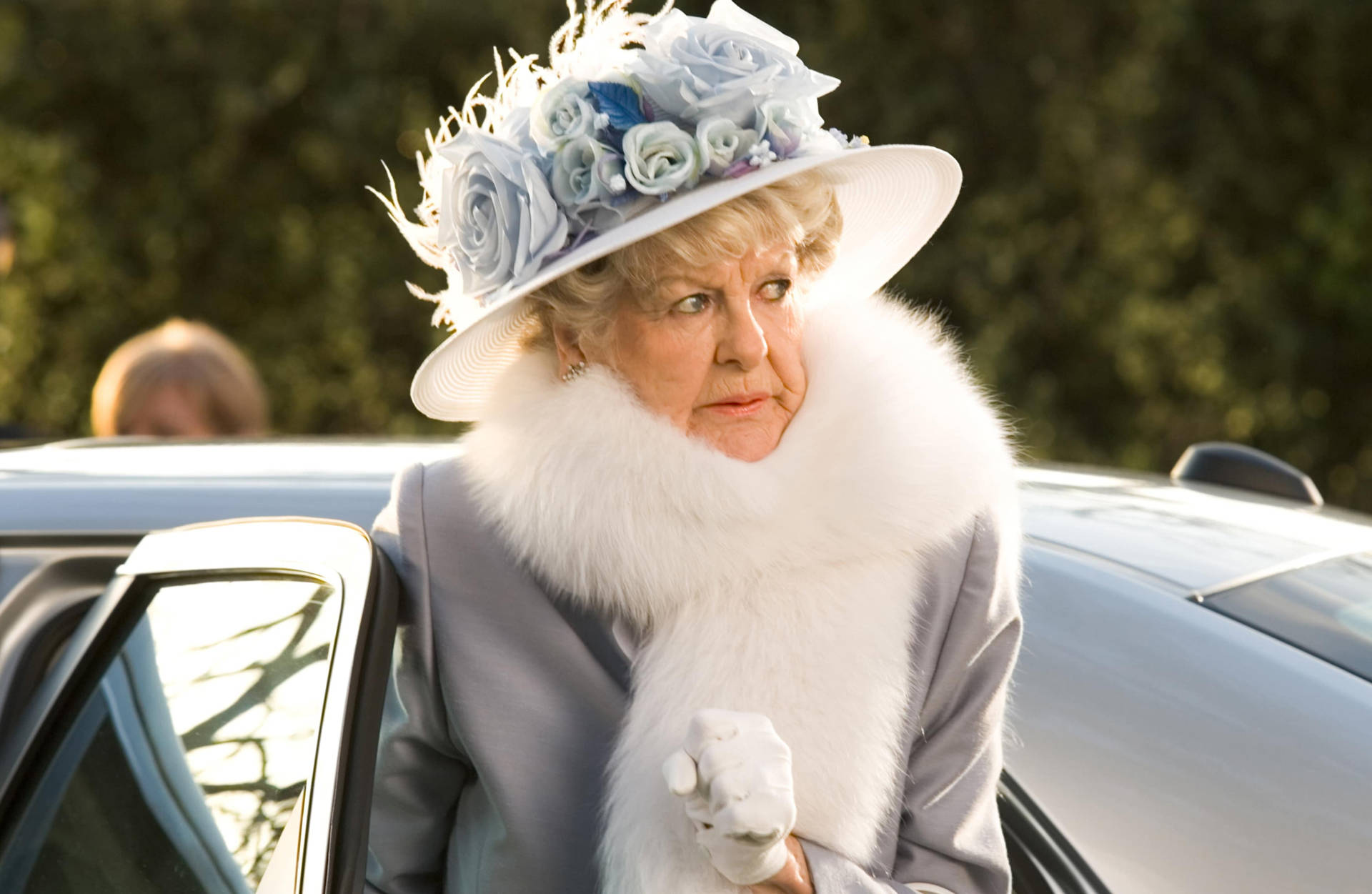 Skuespiller Elaine Stritch hvid pels krave og floral hat tapet. Wallpaper