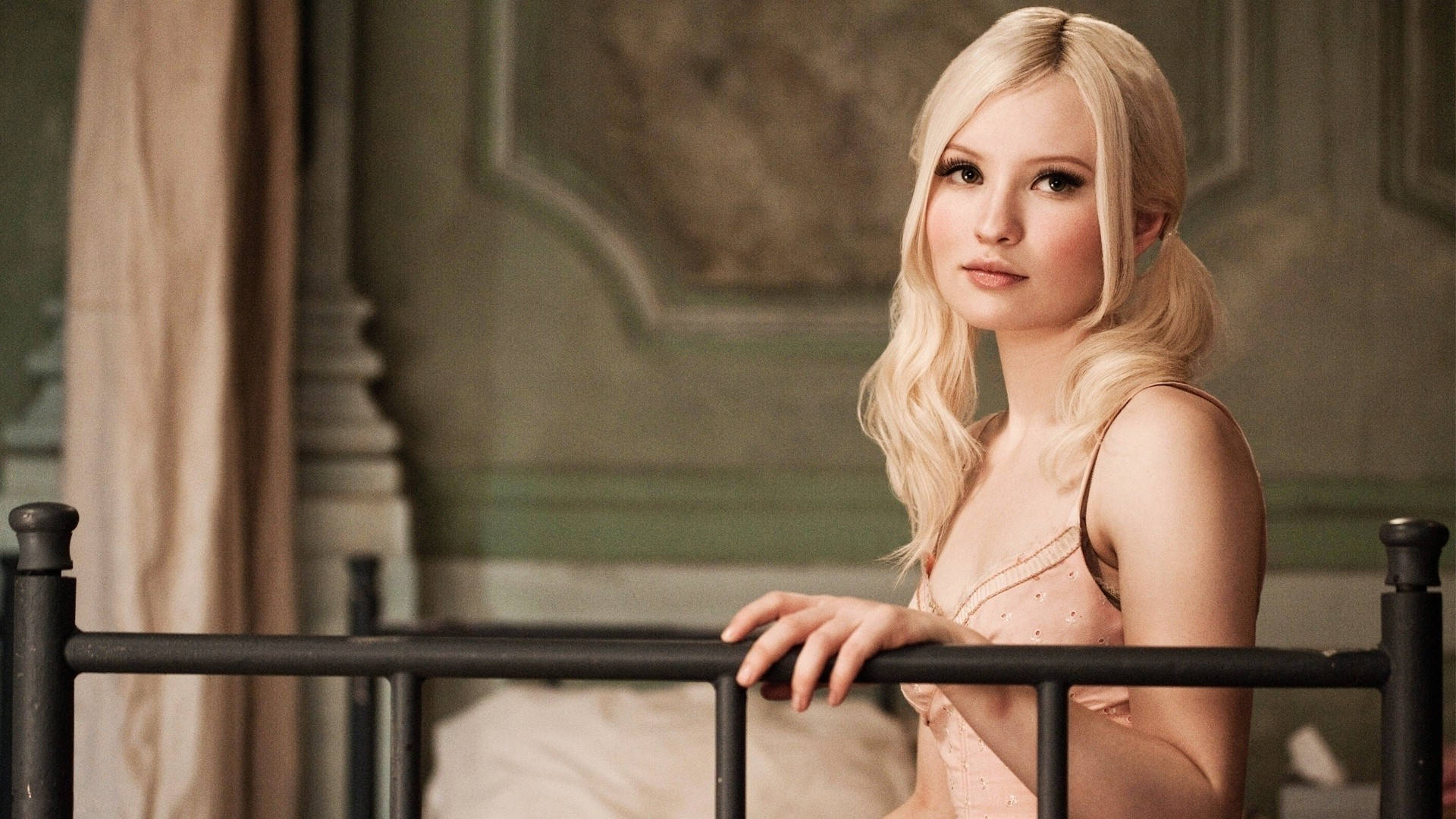 Emilybrowning Come Baby Doll In Sucker Punch Sfondo