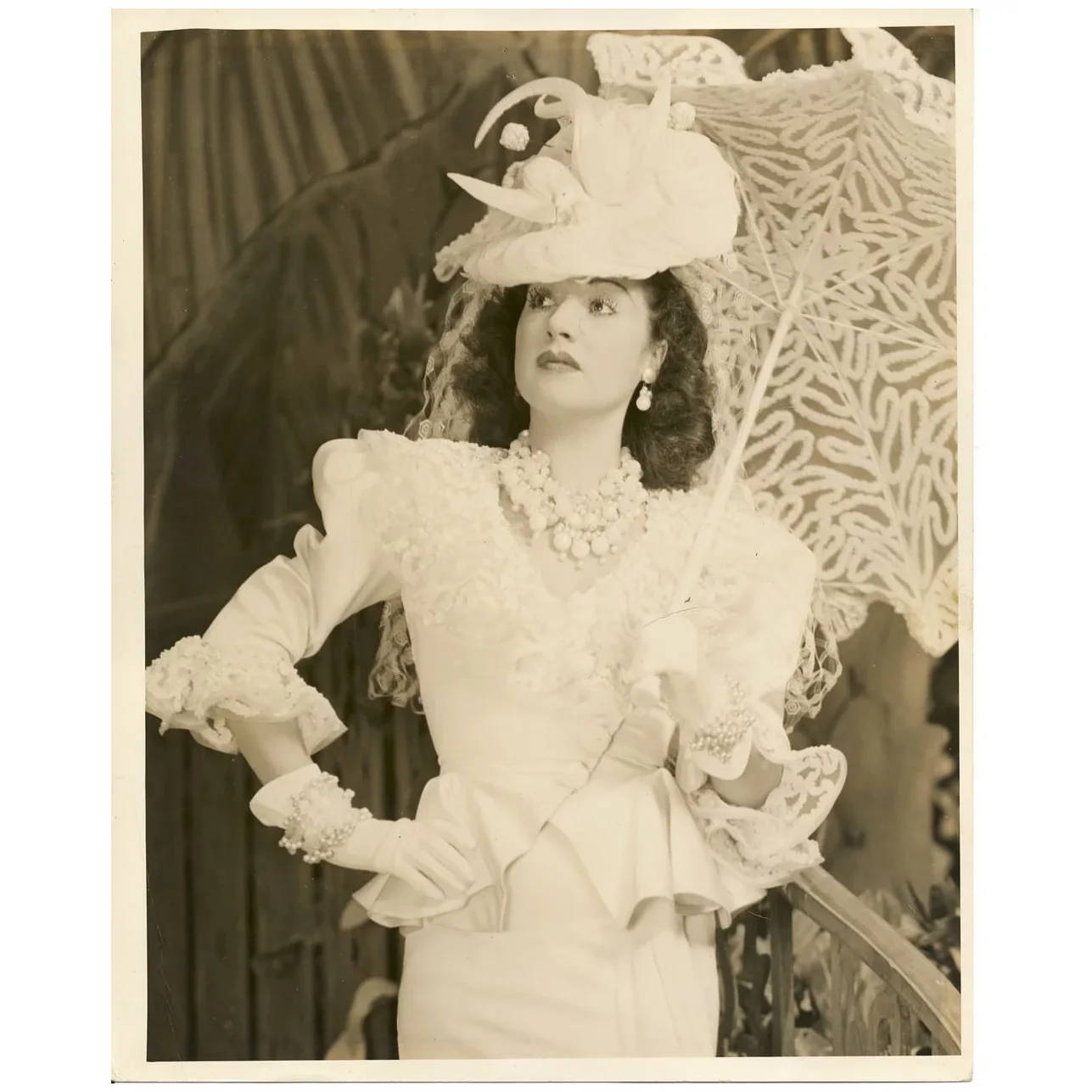 Actress Ethel Merman Fabulous White Outfit Wallpaper