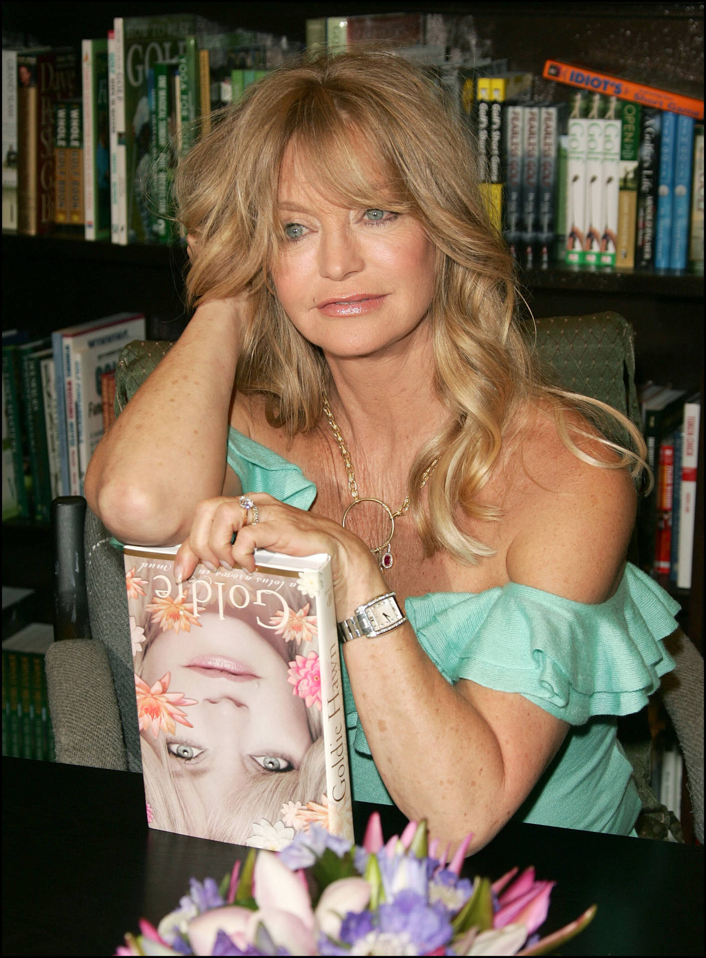 Actress Goldie Hawn Book Wallpaper