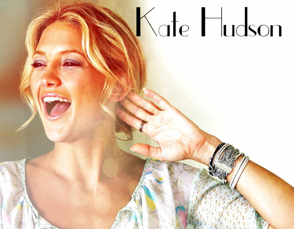 Skuespillerinden Kate Hudson ser utrolig smuk ud i dette livlige og moderne tapet. Wallpaper