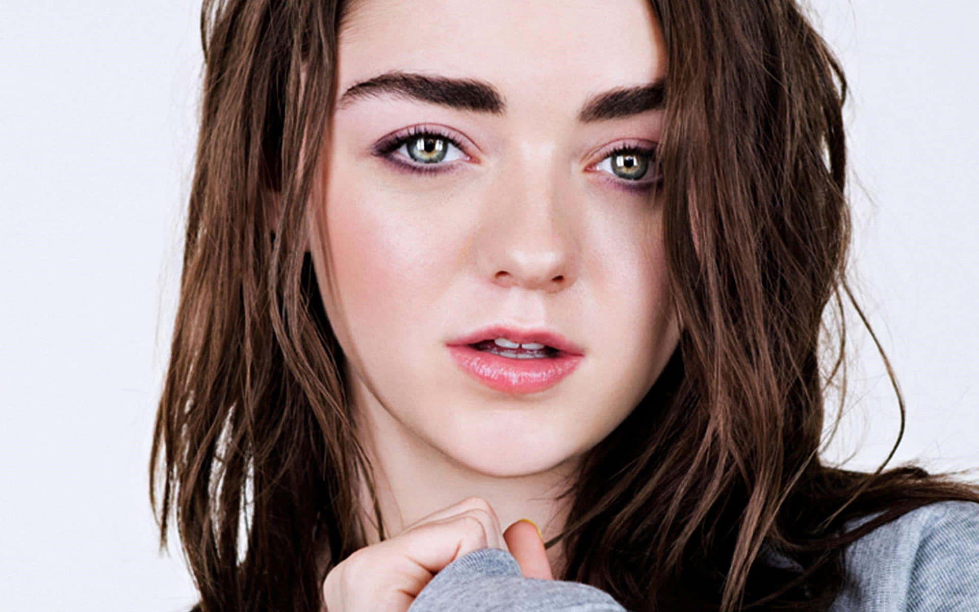 Actress Maisie Williams At An Event Wallpaper