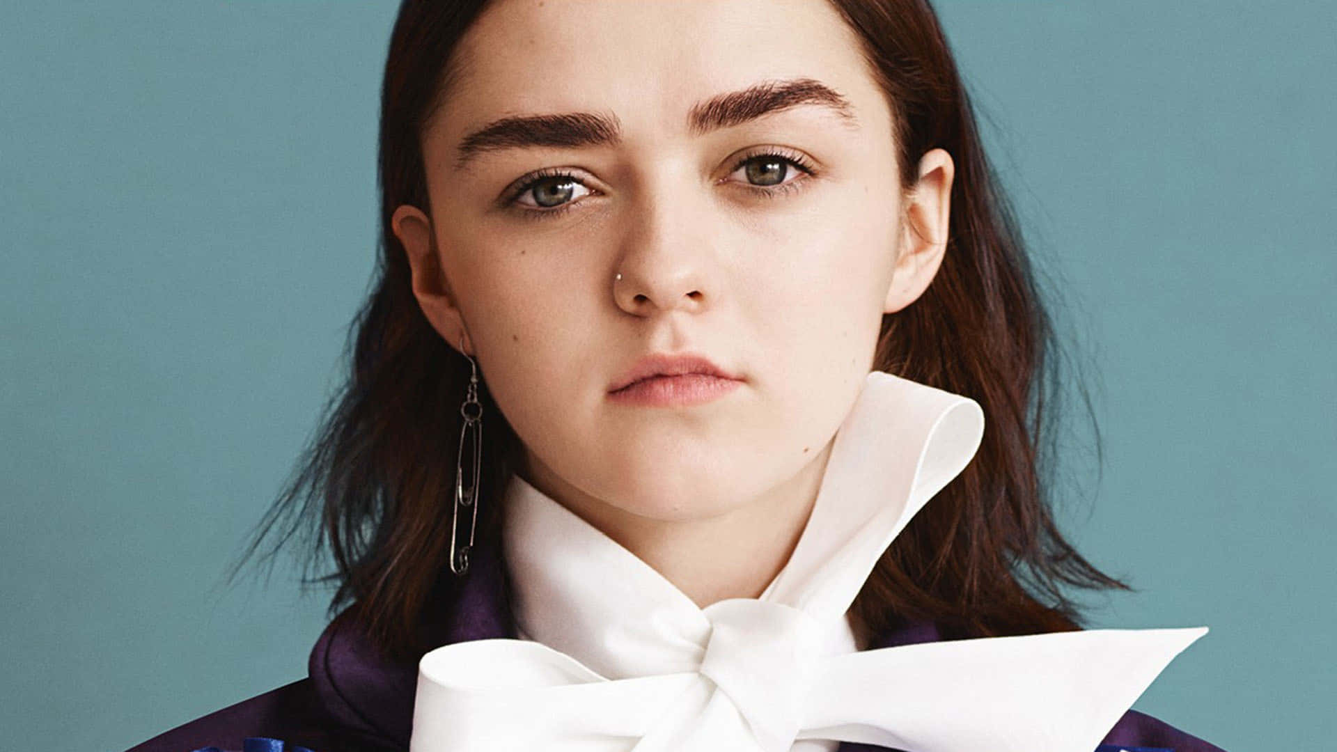 Actress Maisie Williams Posing With A Brilliant Smile Wallpaper