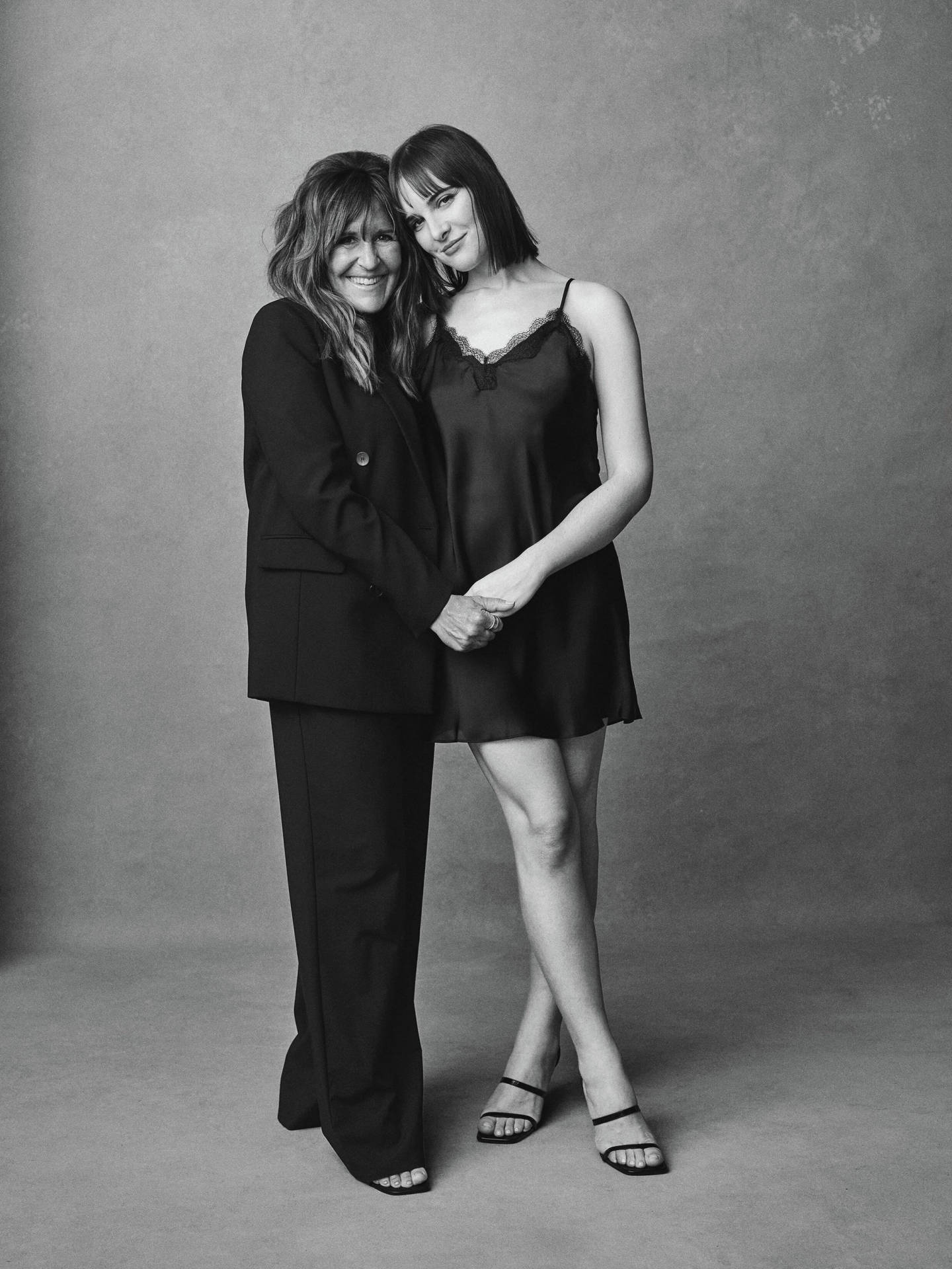 Skuespillermor og models datter poser inde i rammen Wallpaper