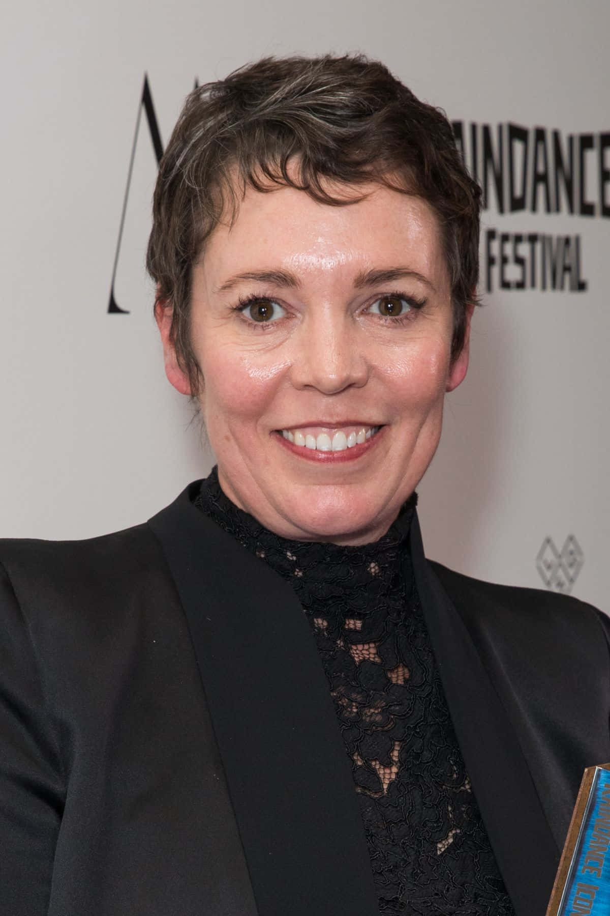 Actress Olivia Colman Sparkly In Purple Gown Wallpaper