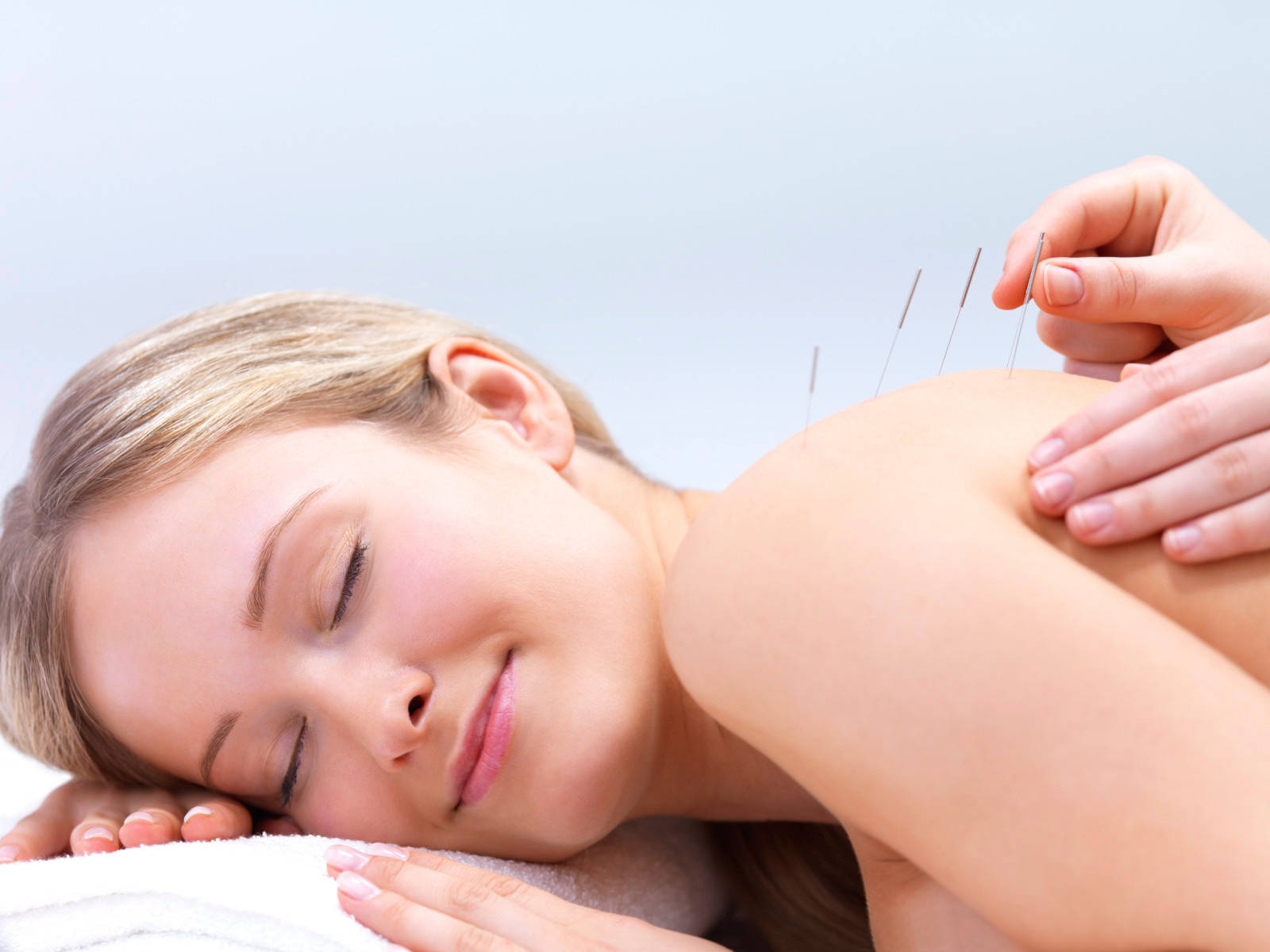 Acupuncturist Back Needle Therapy Wallpaper