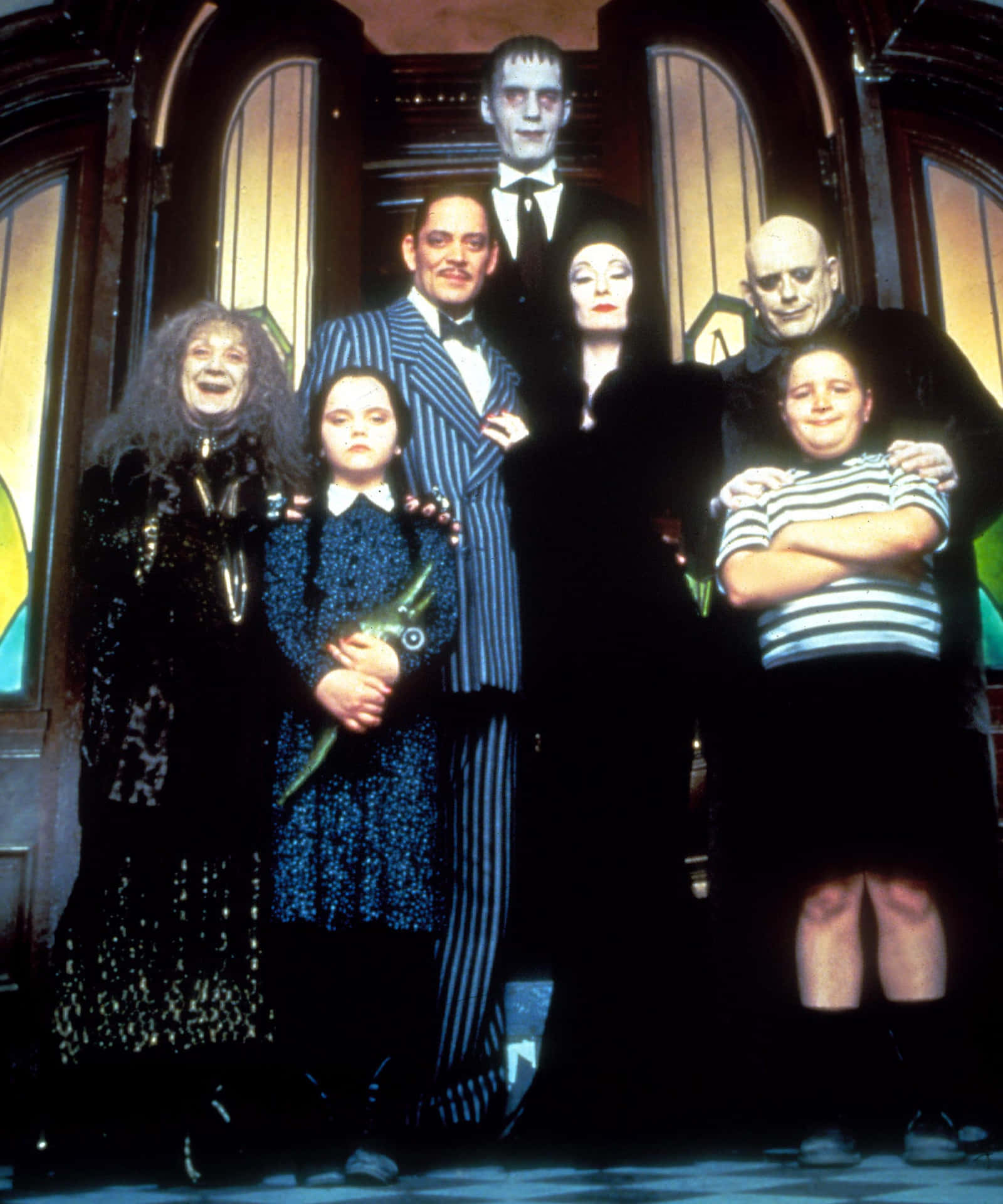 Theaddams Family Poserar För En Bild.