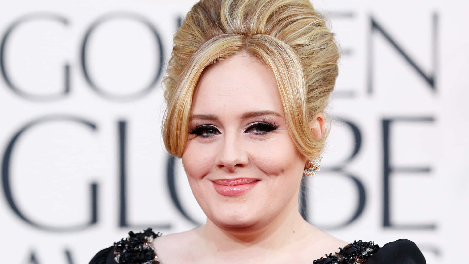 Denregerende Popdronning, Adele, Skærer En Elektrisk Marineblå Kjole Med Hendes Ikoniske Stemme Og Optrædener.