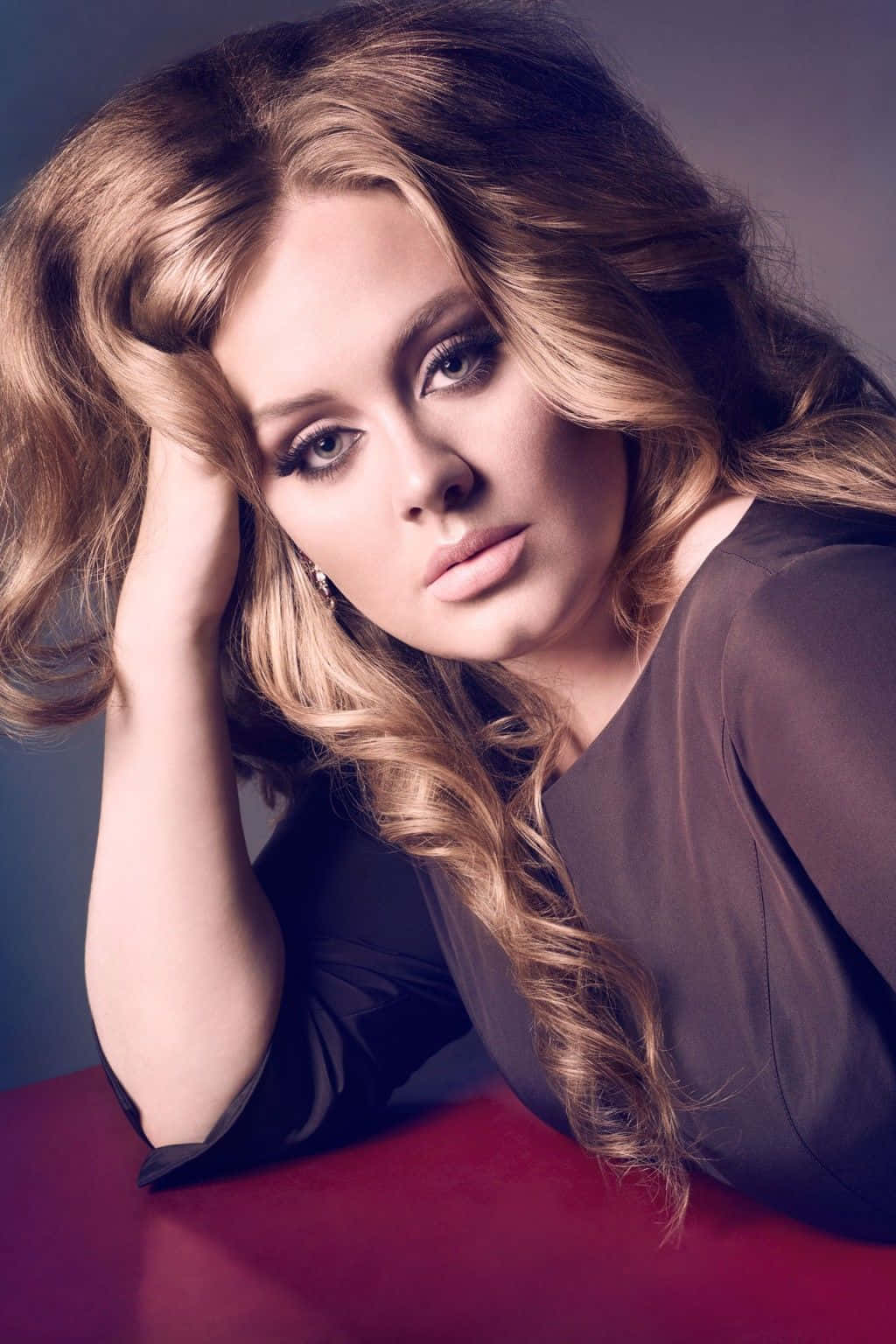 Bilddie Gefühlvolle Sängerin Adele Tritt Mit Ihrer Markanten Power Auf.