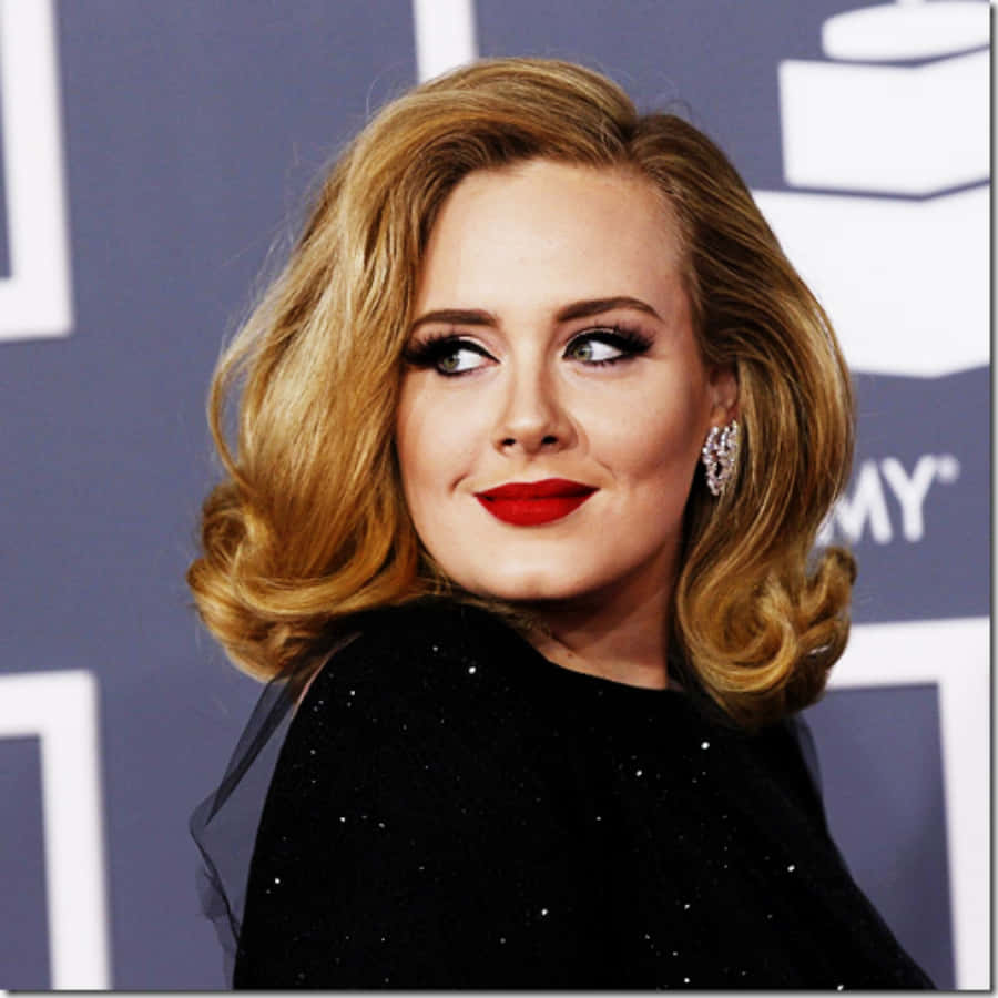 Lacantante Premiata Con Il Grammy, Adele, Si Esibisce Sul Palco.