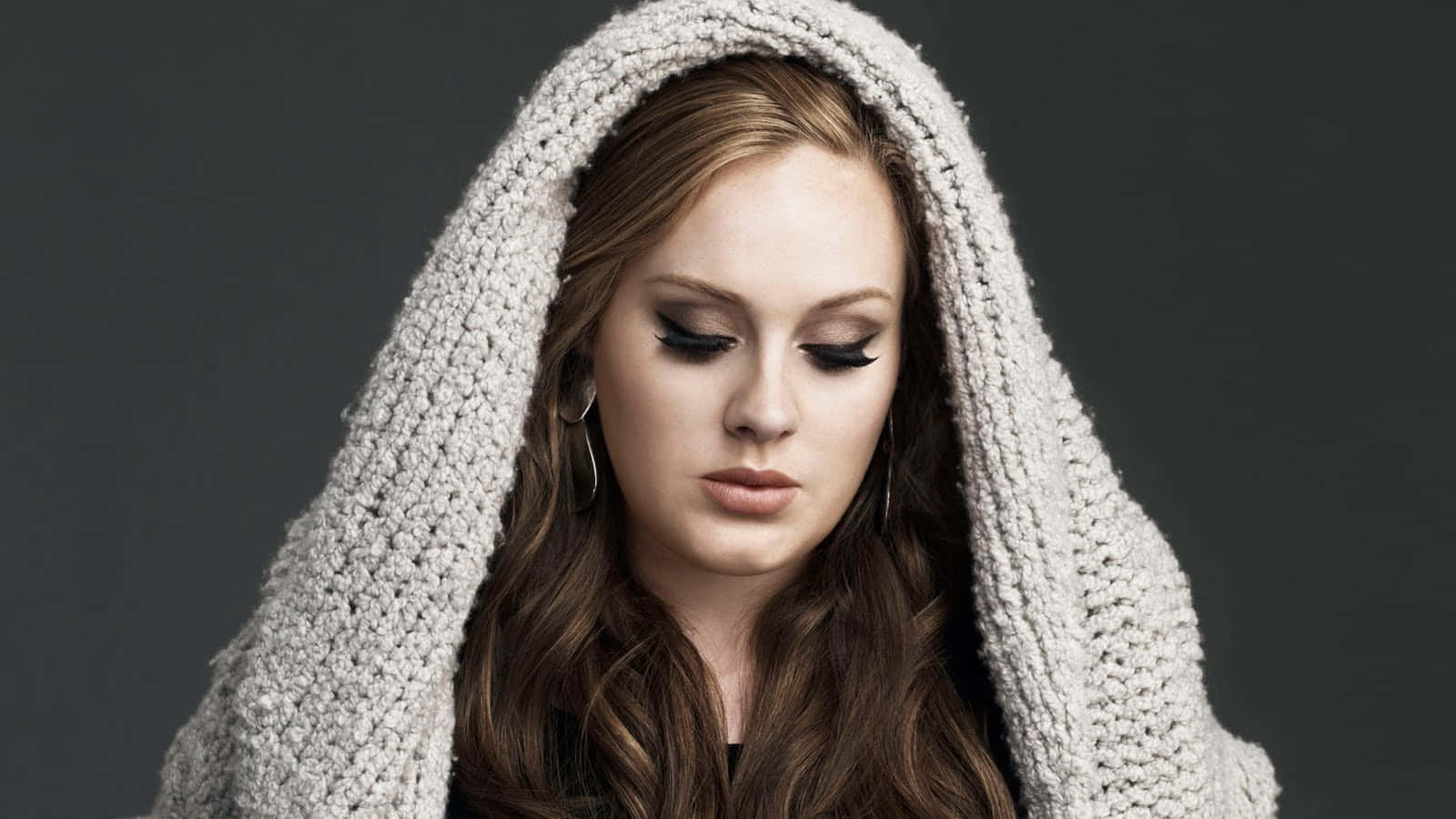 Immaginedella Cantante Adele In Completo Relax Dopo Un Viaggio