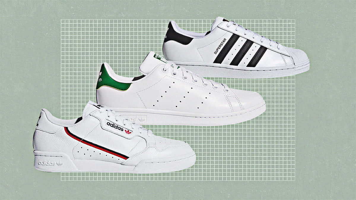 Tre hvide og grønne adidas sneakers på en grøn baggrund