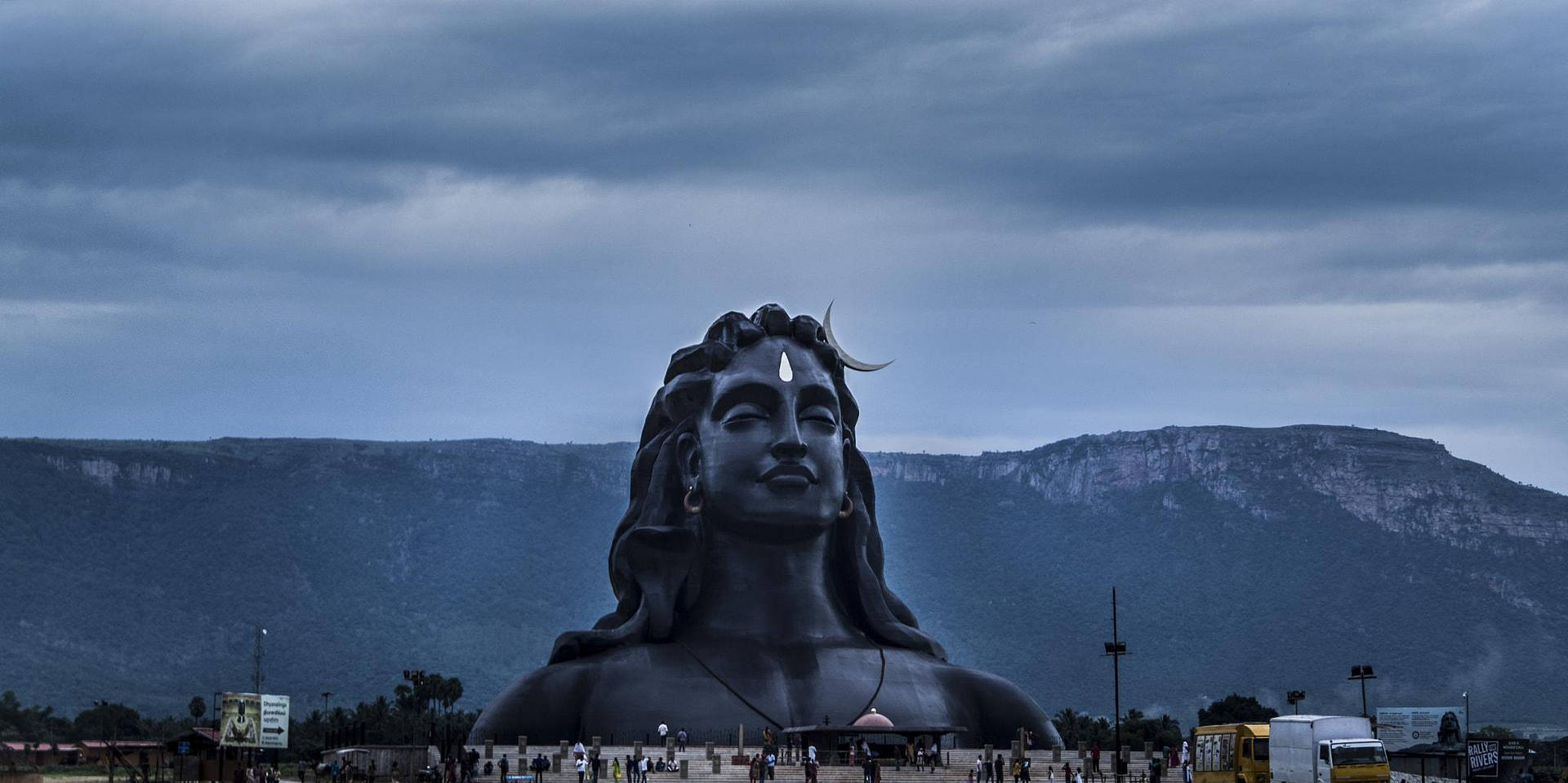 Adiyogi Shiva på en dyster dag tapet Wallpaper