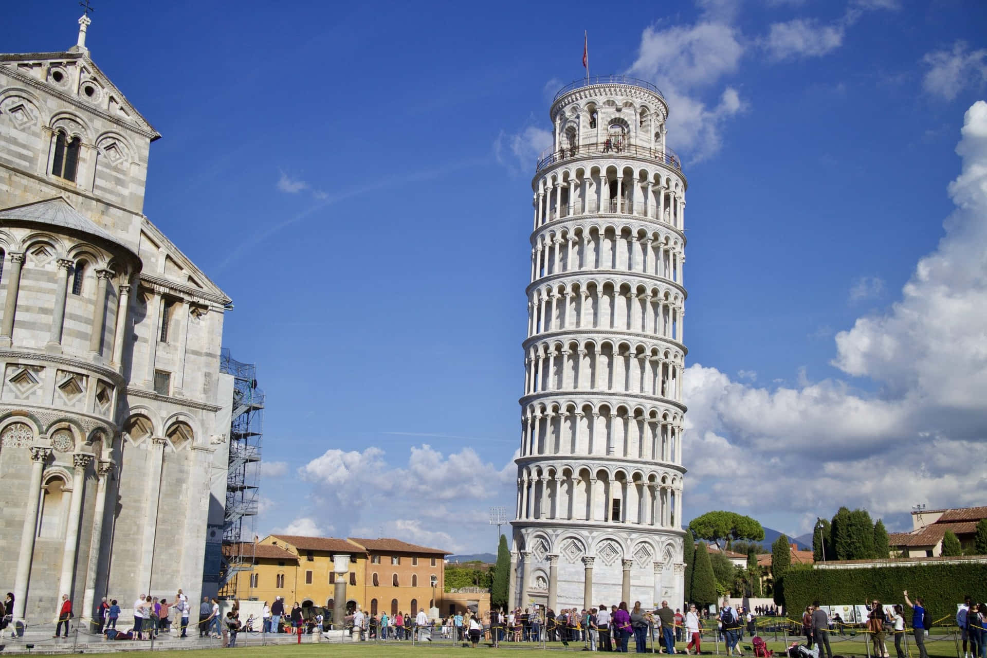 Admiring The Tower Of Pisa Wallpaper