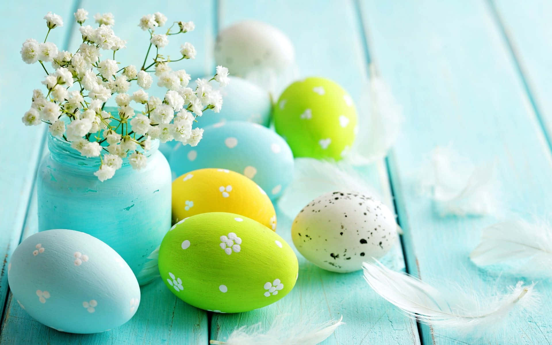 Adorabileconiglietto Di Pasqua Che Salta Tra Uova Decorative Colorate