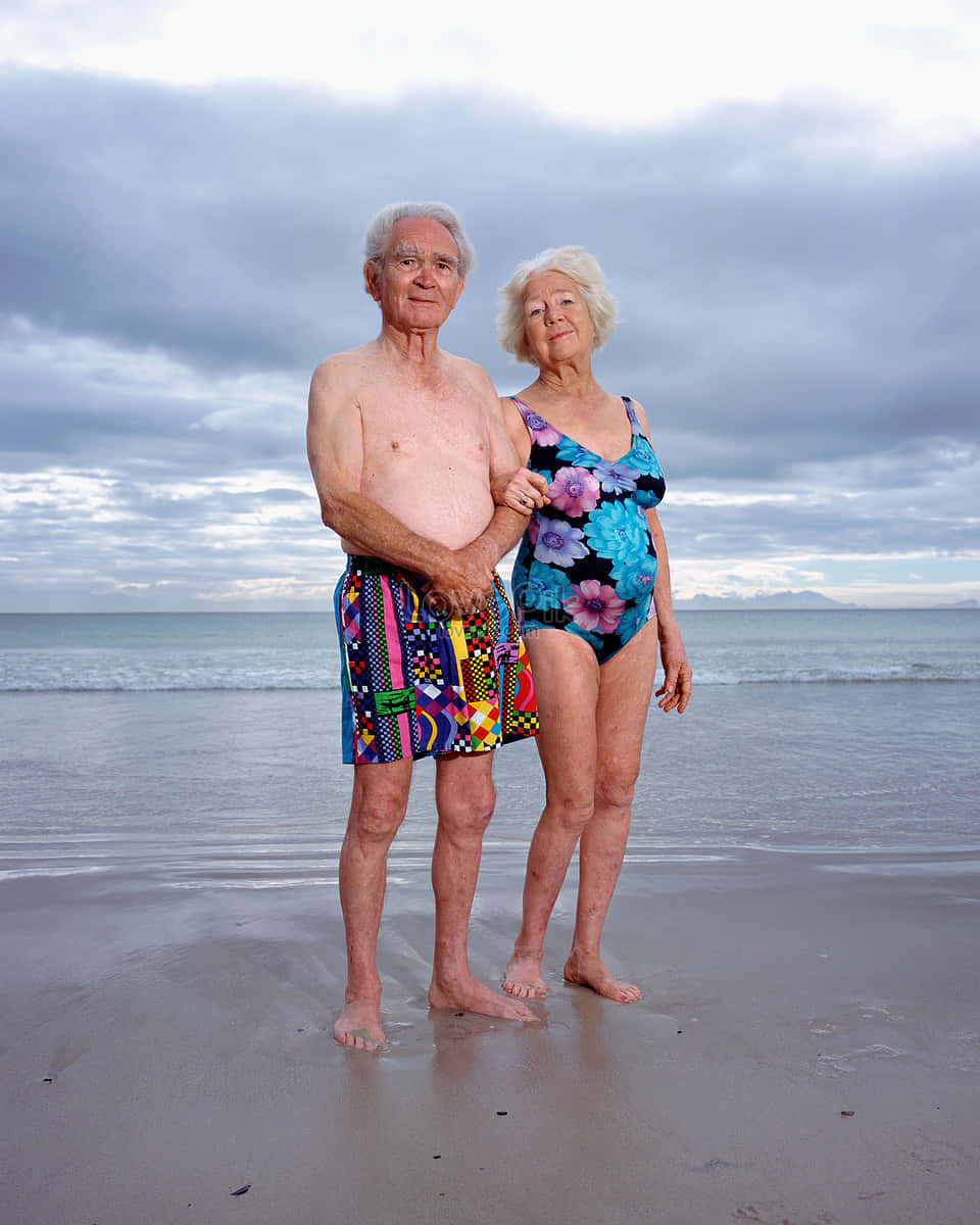 Encantadorapareja De Ancianos En La Playa. Fondo de pantalla