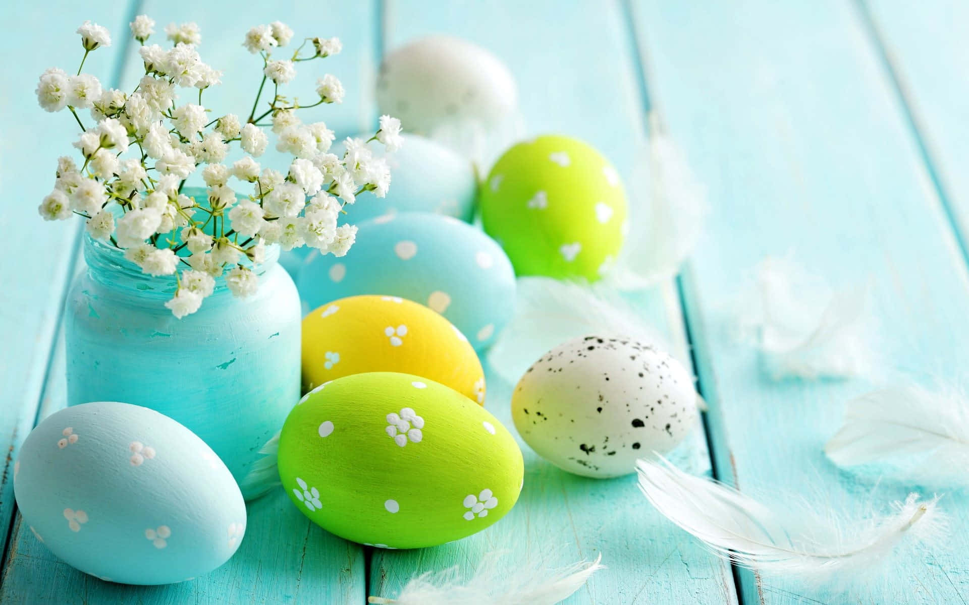 Adorableconejito De Pascua Saltando En Huevos Decorativos Coloridos.