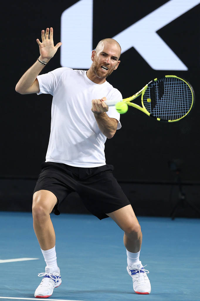 a man playing tennis Wallpaper