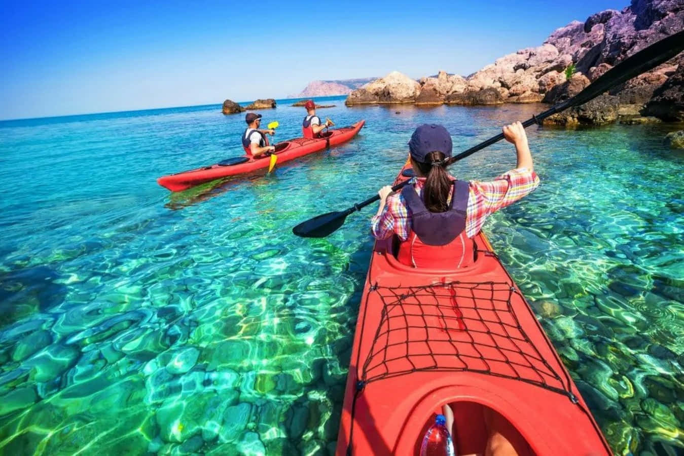 Dospersonas Haciendo Kayak En El Agua Clara Y Azul