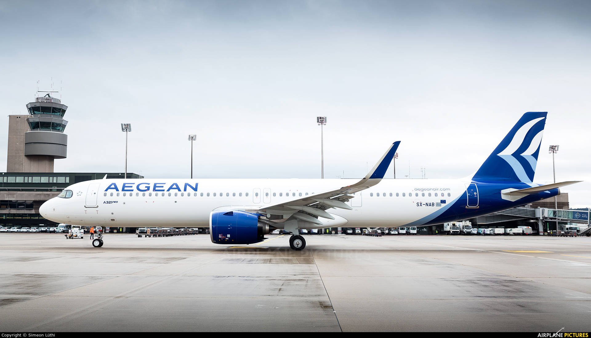 Aegeanairlines A321neo Und Flugsicherungsturm Wallpaper