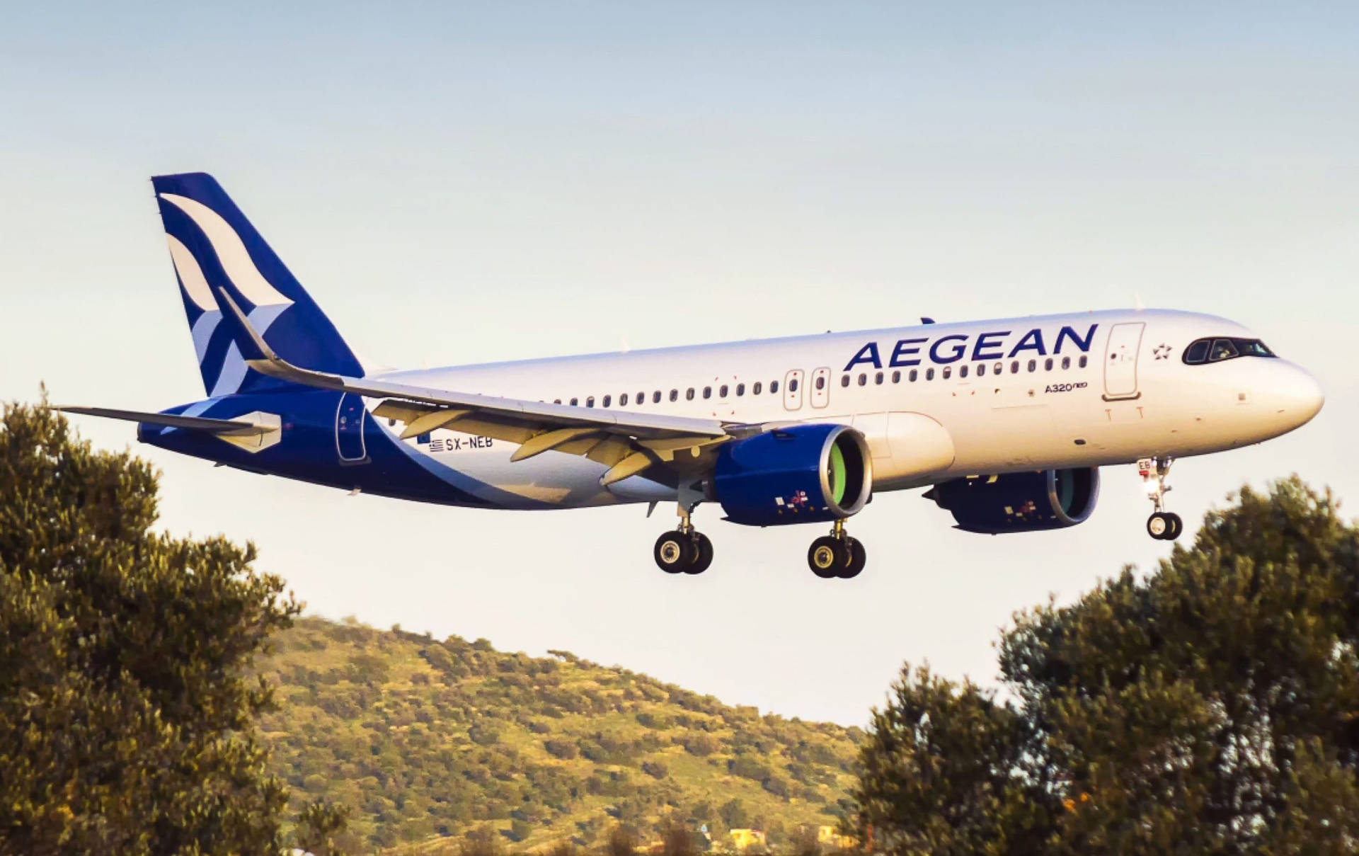 Aegean Airlines Flagfører A320-271N på landing hjul Wallpaper