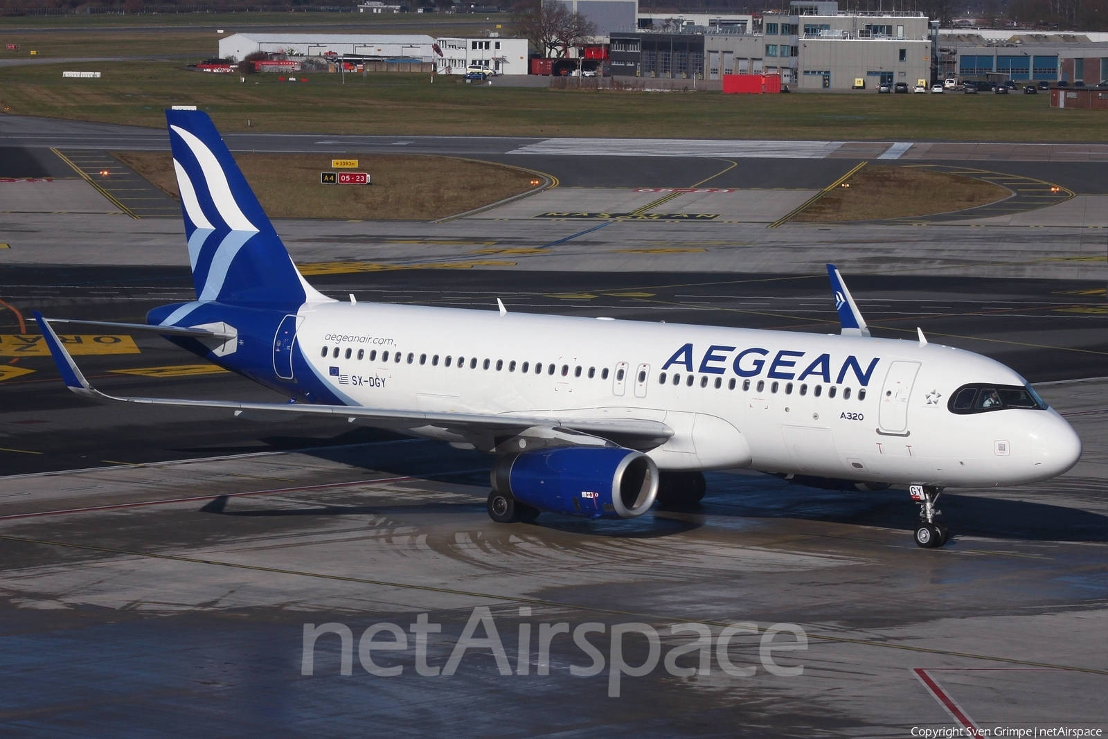 Aegeanairlines, La Aerolínea Insignia, Con Un Airbus A320-271n En Espera En La Plataforma. Fondo de pantalla