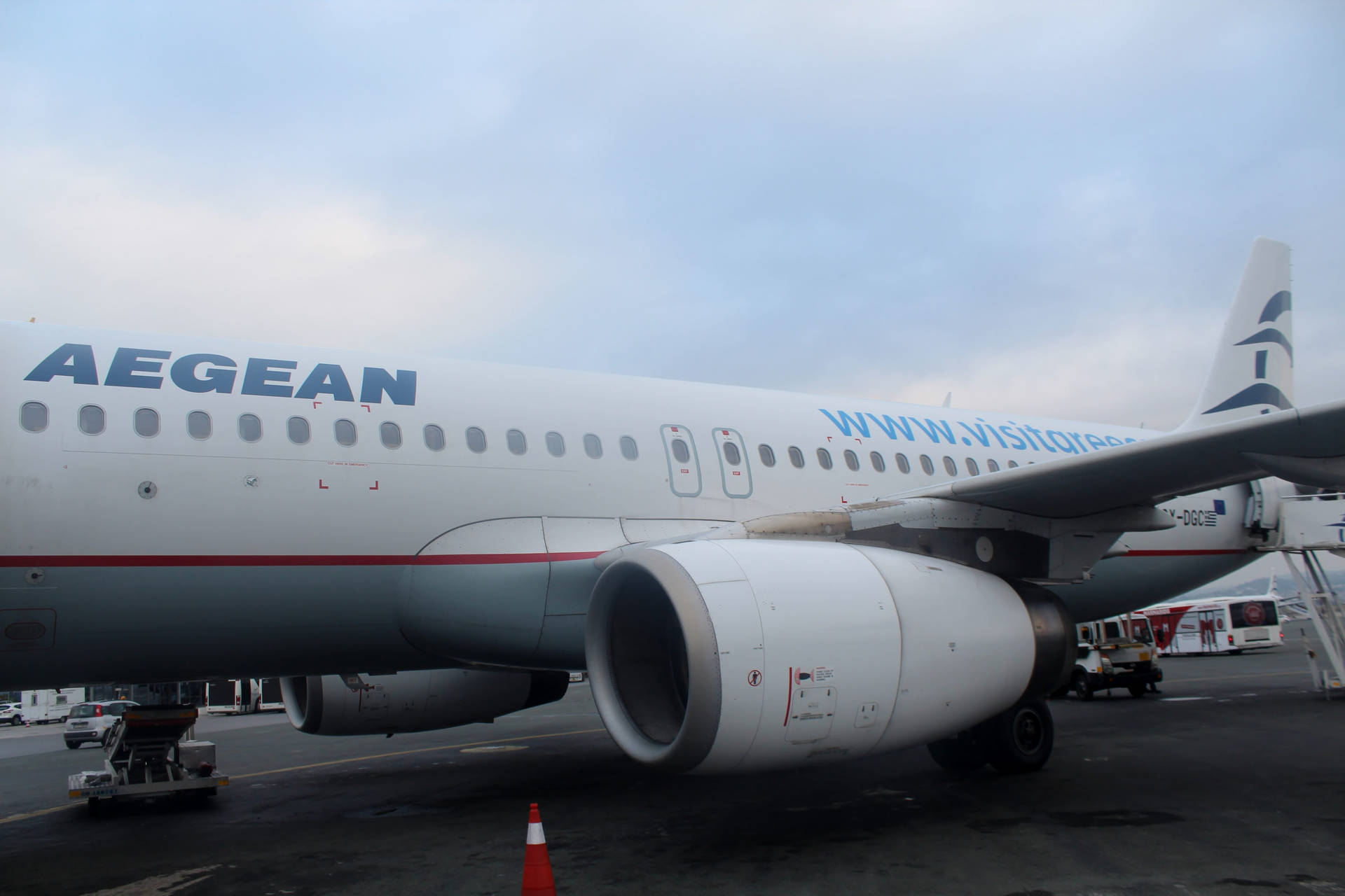 Aviónde Pasajeros De Aegean Airlines, La Aerolínea De Bandera, En Espera Fondo de pantalla