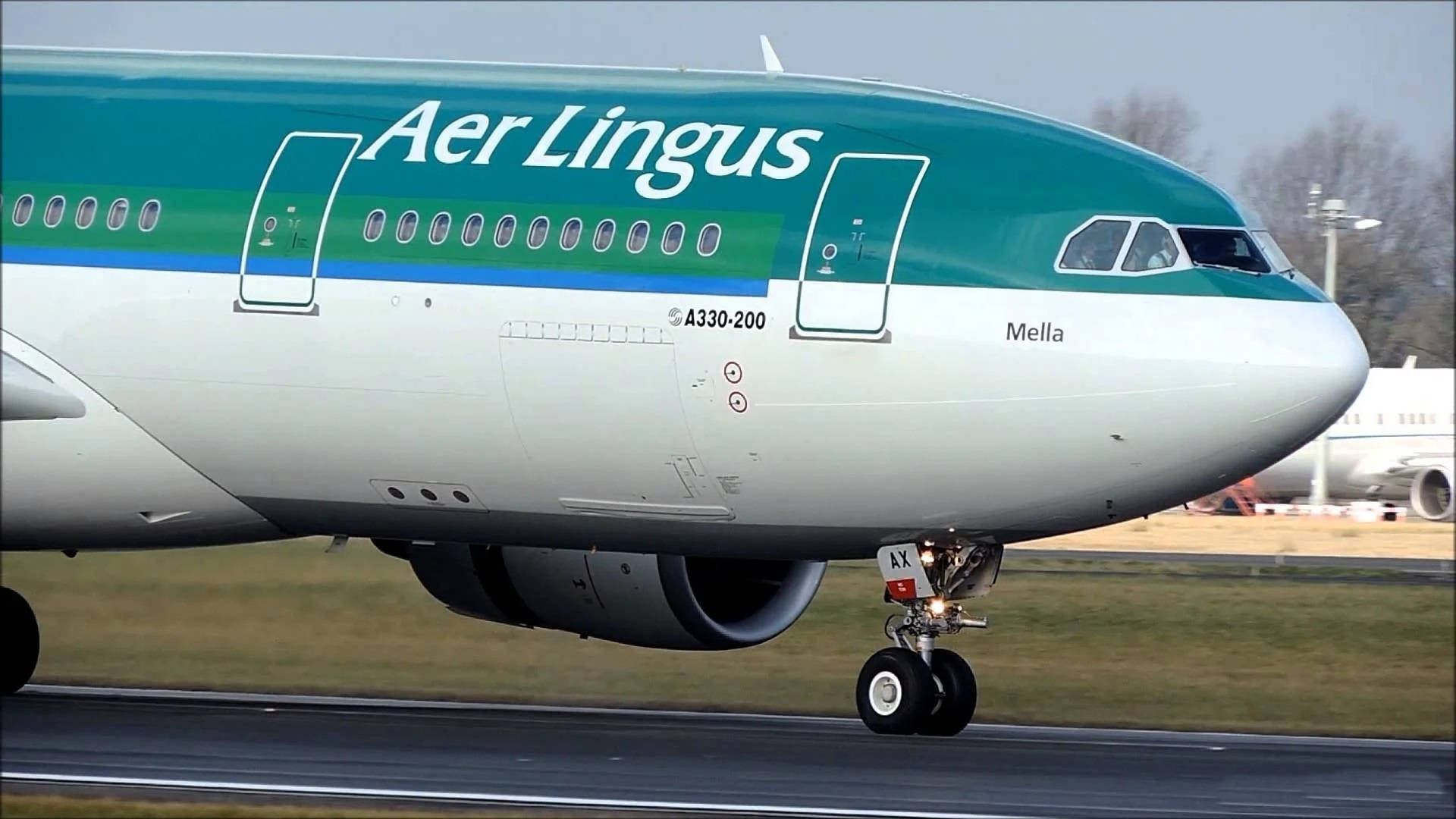 Aer Lingus Airplane On Runway Wallpaper