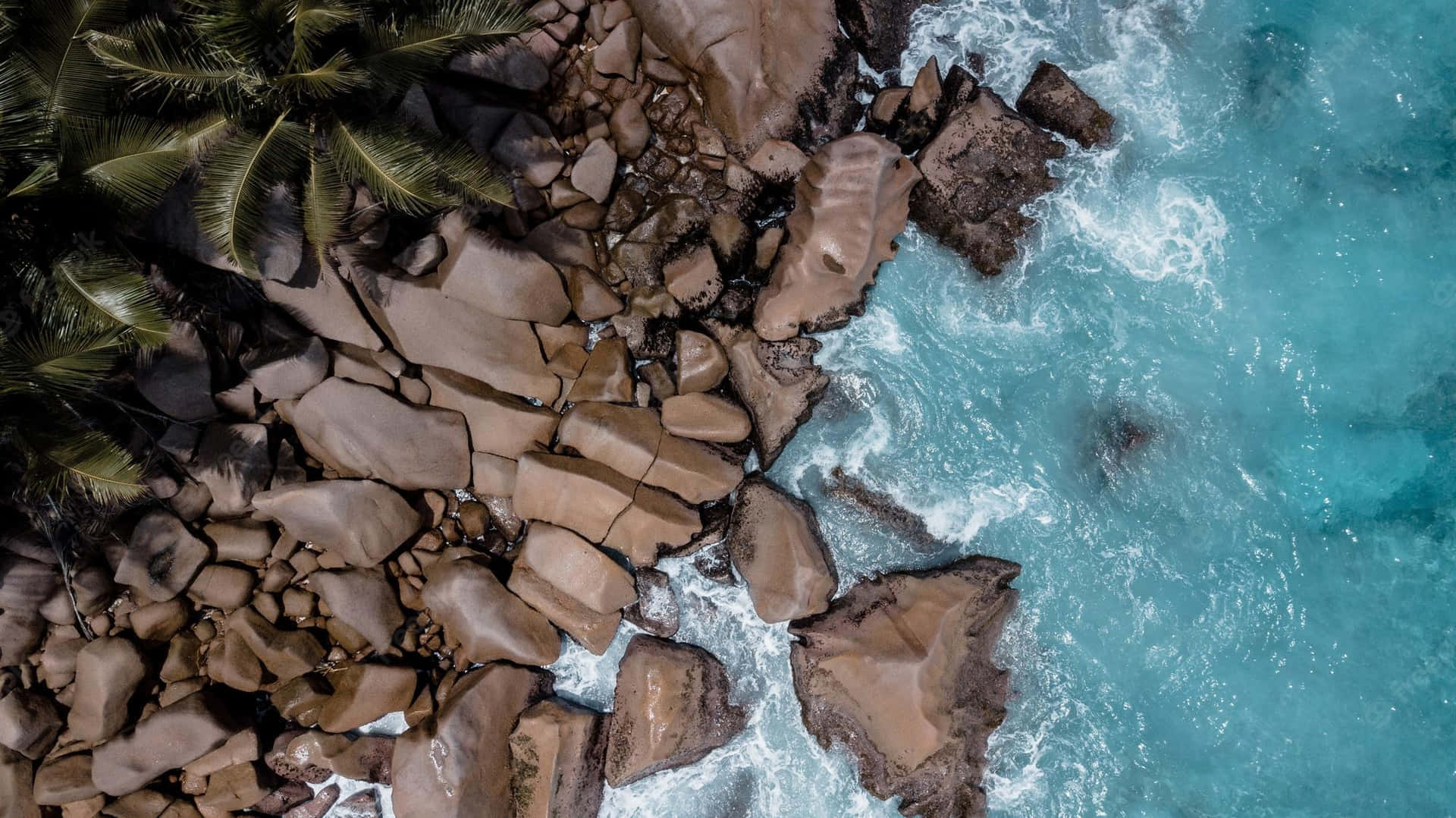 Formacionesde Rocas Aéreas En La Playa Con Olas. Fondo de pantalla