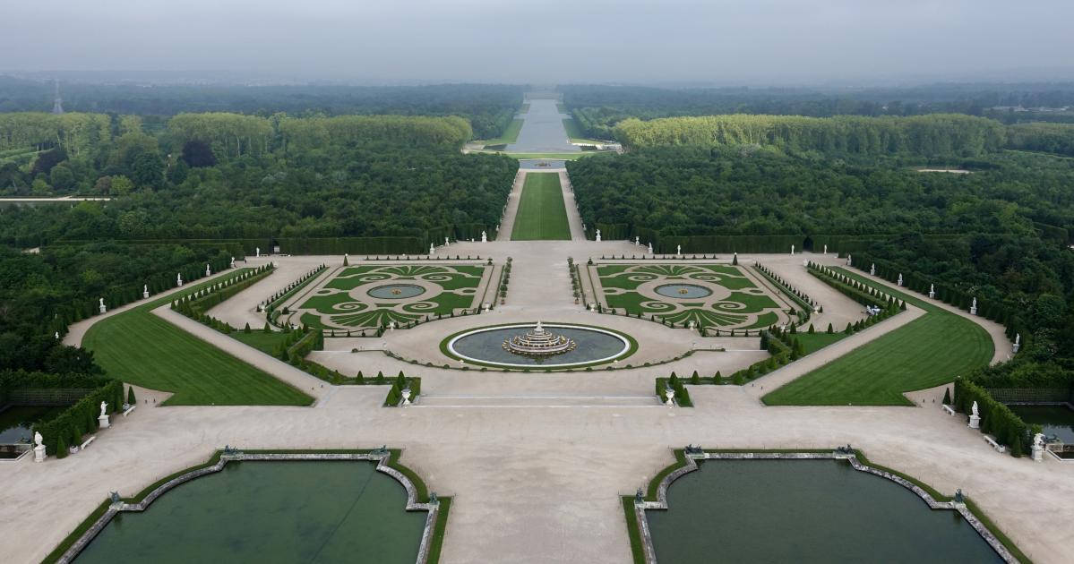 Luftbildpå Hela Palace Of Versailles Trädgårdar Och Vatten, Som Bakgrundsbild För Dator Eller Mobil. Wallpaper
