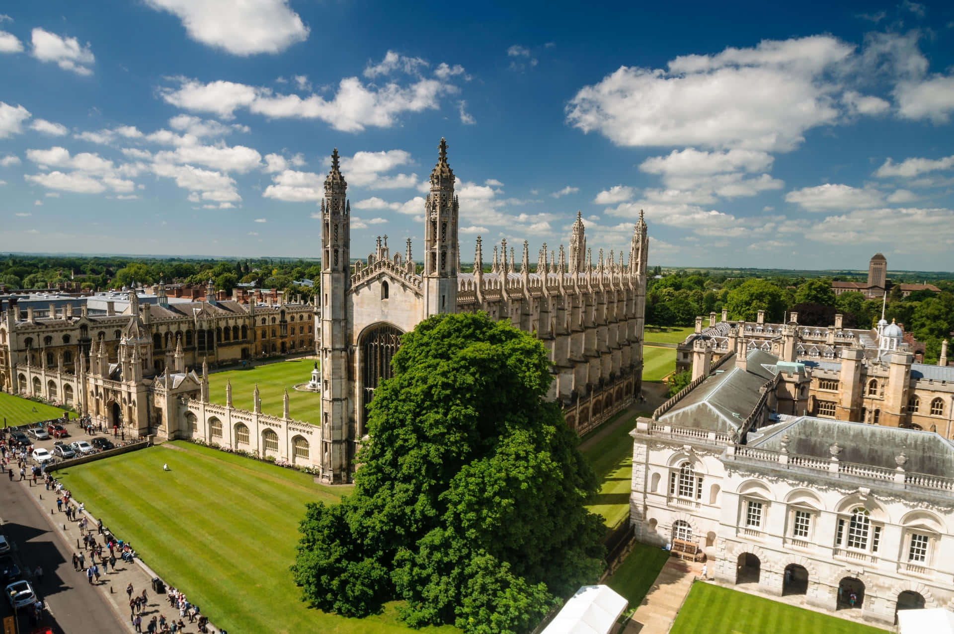 Luftaufnahmeder Universität Cambridge Mit Blauem Himmel Wallpaper