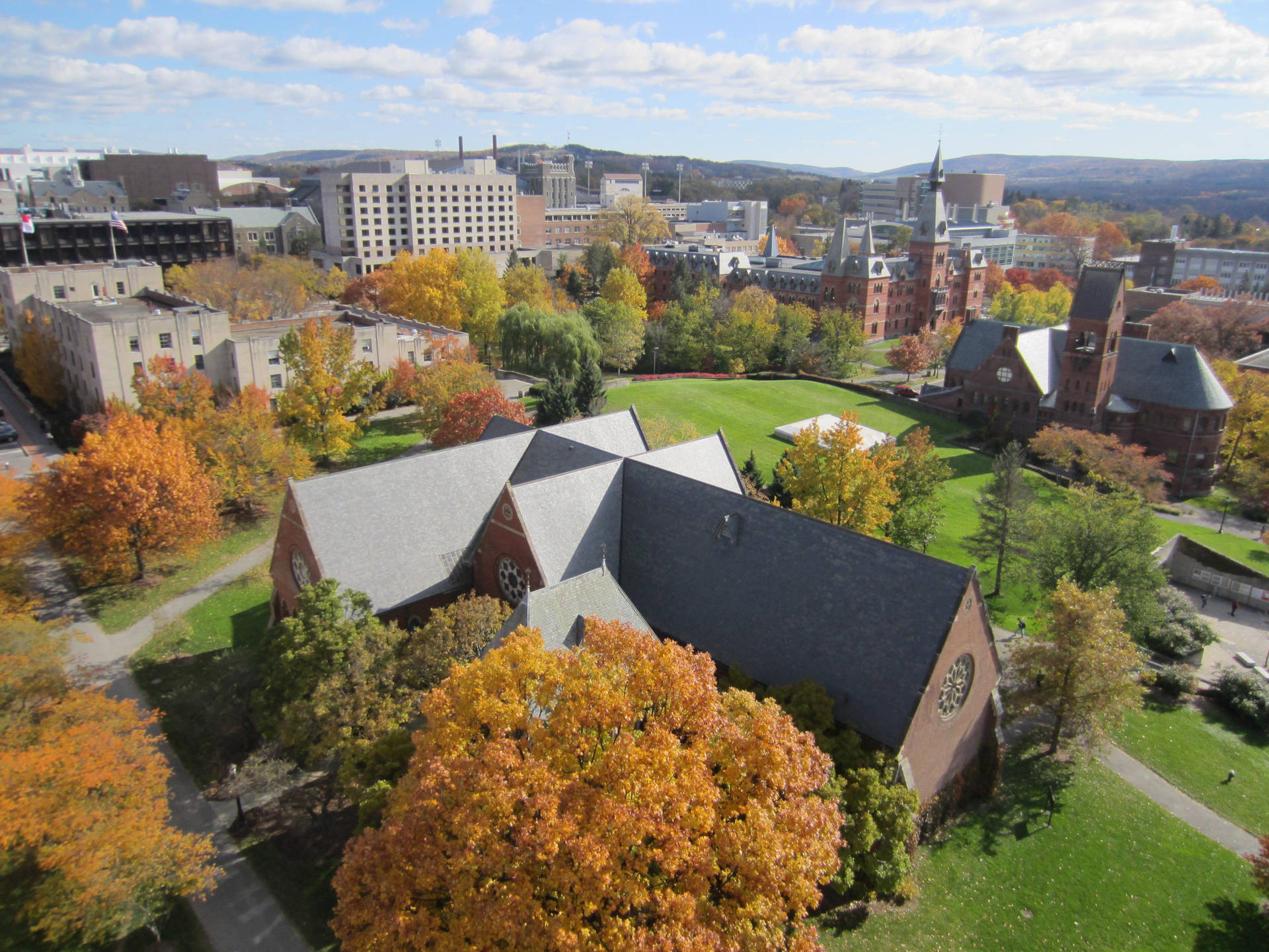 \En luftfoto af Cornell University Ithaca Campus Wallpaper