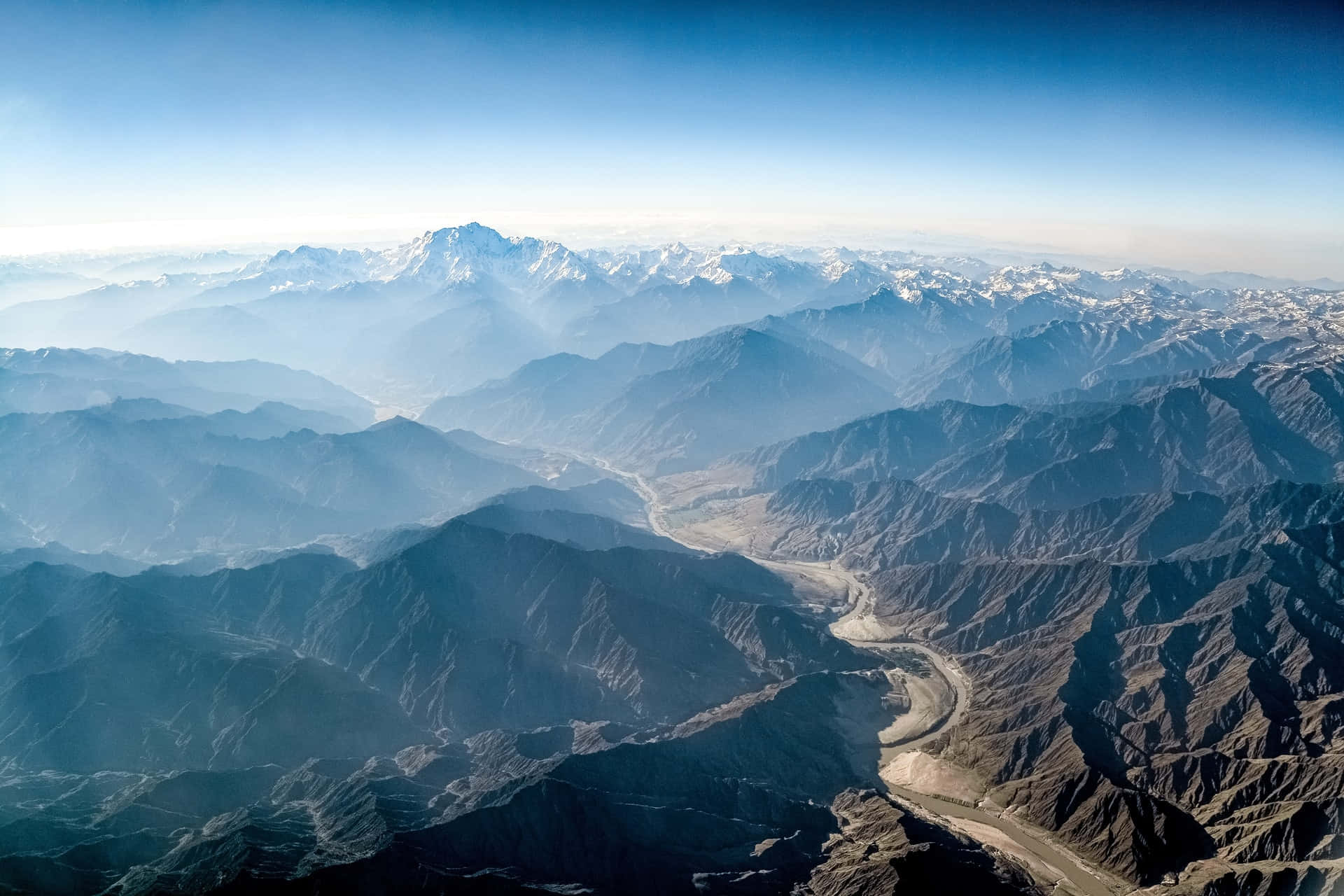 Vue Aérienne Des Chaînes De Montagnes Et De La Vallée Du Fleuve Fond d'écran