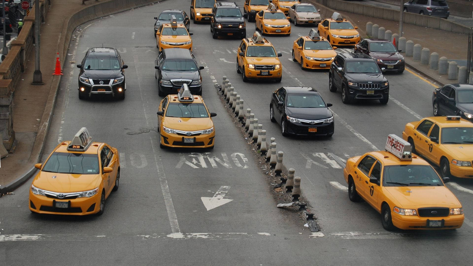 Vistaaérea De Tráfico De Taxis En Autopista. Fondo de pantalla