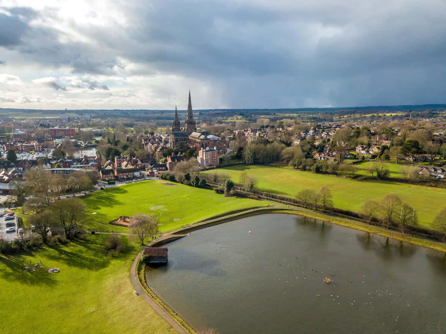 Luftbilde Av Lichfield-katedralen Og Dammen Bakgrunnsbildet