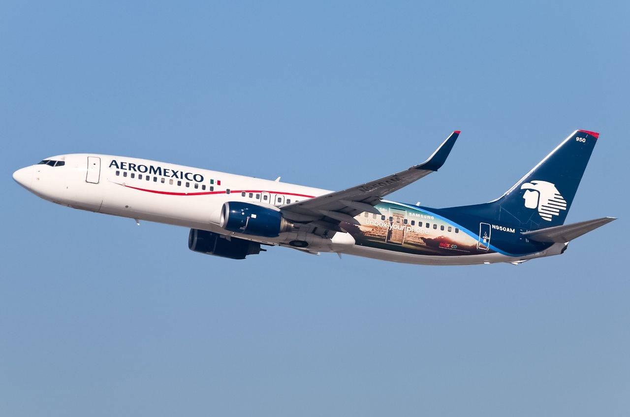 Compagniaaerea Aeromexico Boeing 737-800 Nel Cielo Azzurro. Sfondo