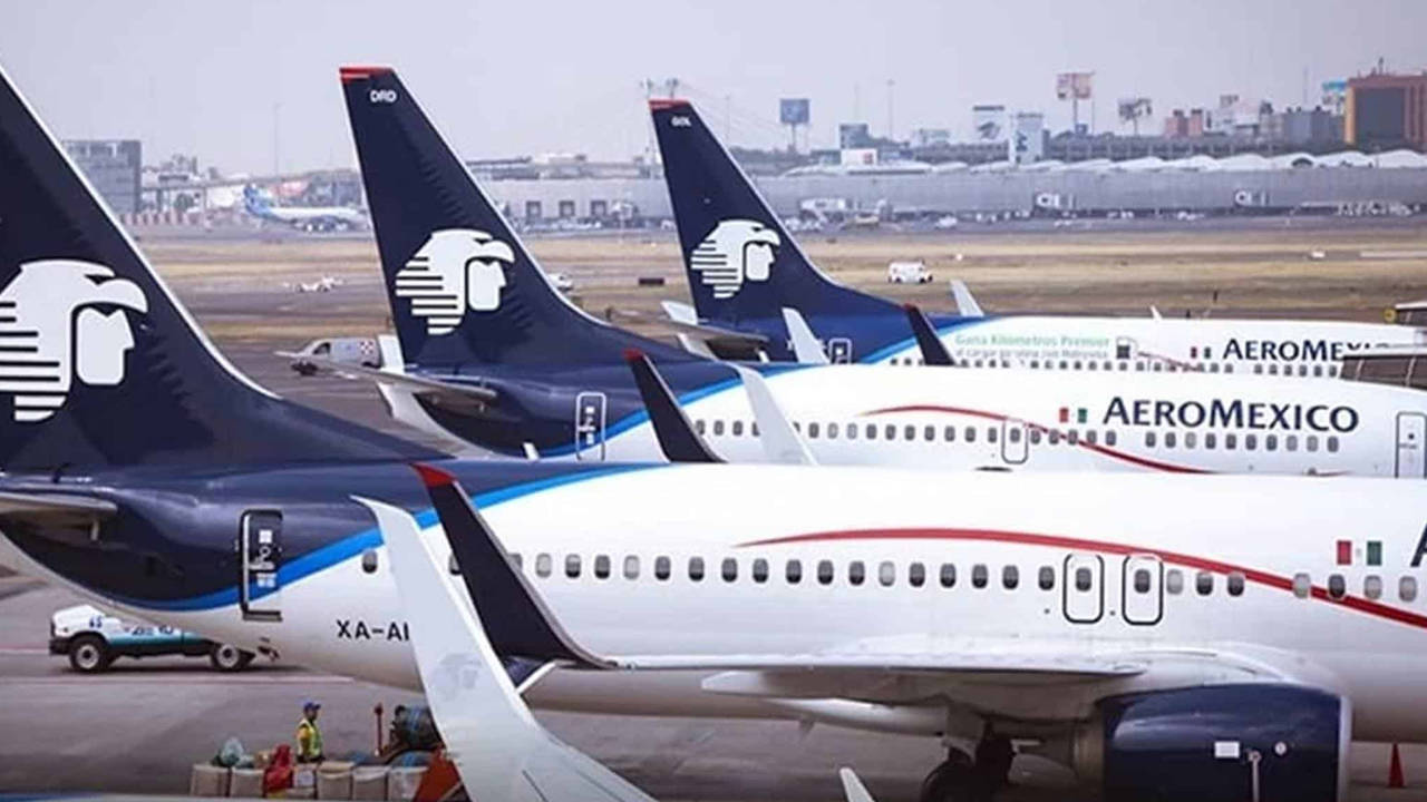 Aeromexicoboeing 737-800 En El Aeropuerto Internacional De La Ciudad De México. Fondo de pantalla