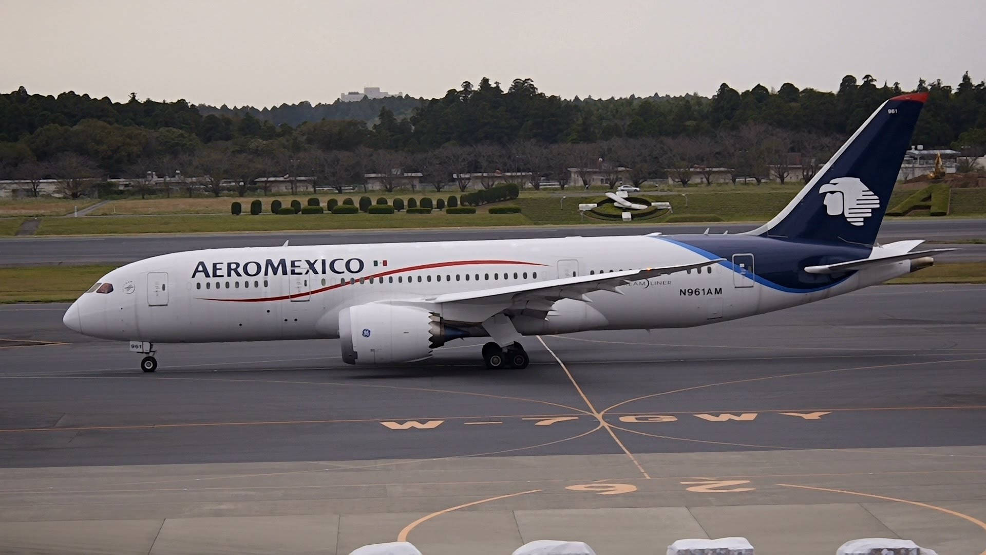 Aeromexico Boeing 787-8 Dreamliner in Mid-Flight Wallpaper