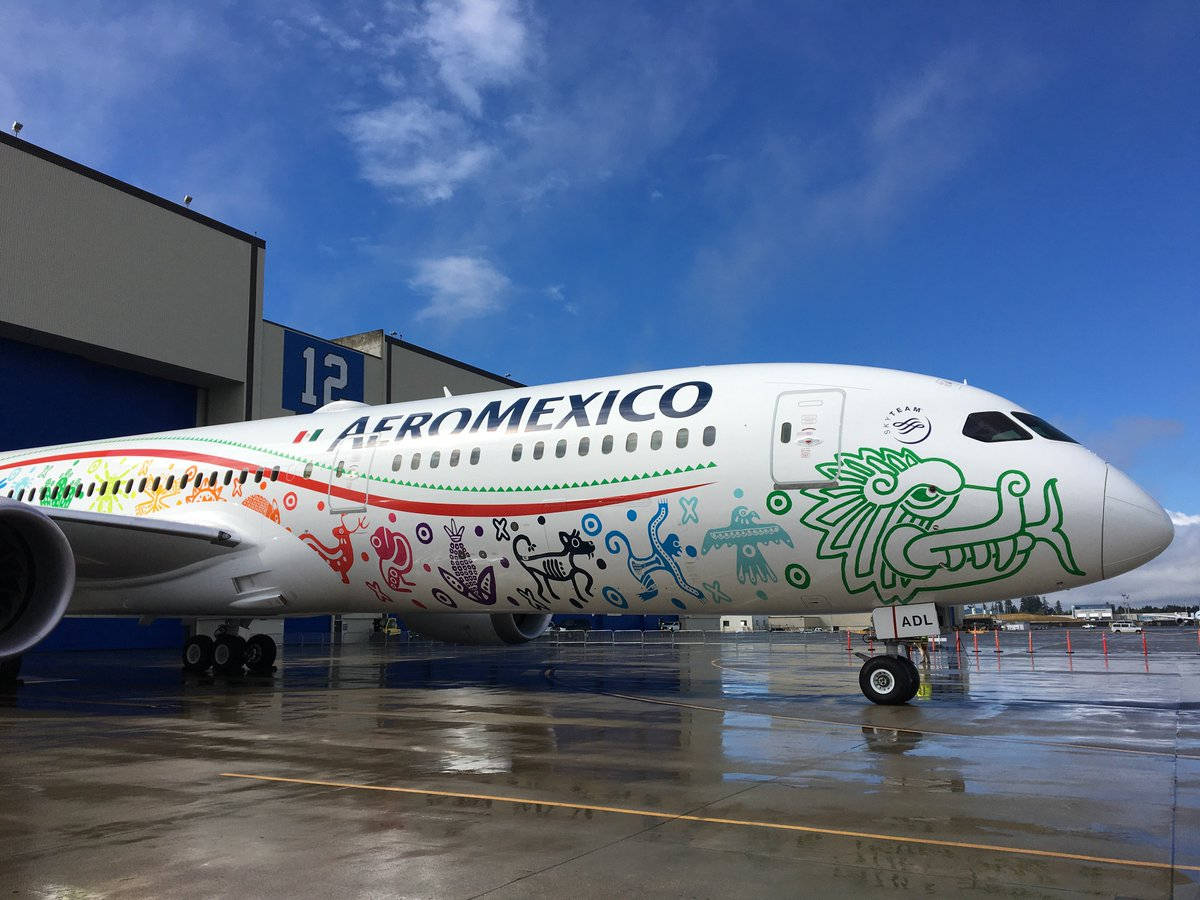 Aeromexicoprimer Boeing 787-9 Dreamliner En Diseño De Quetzalcóatl Fondo de pantalla