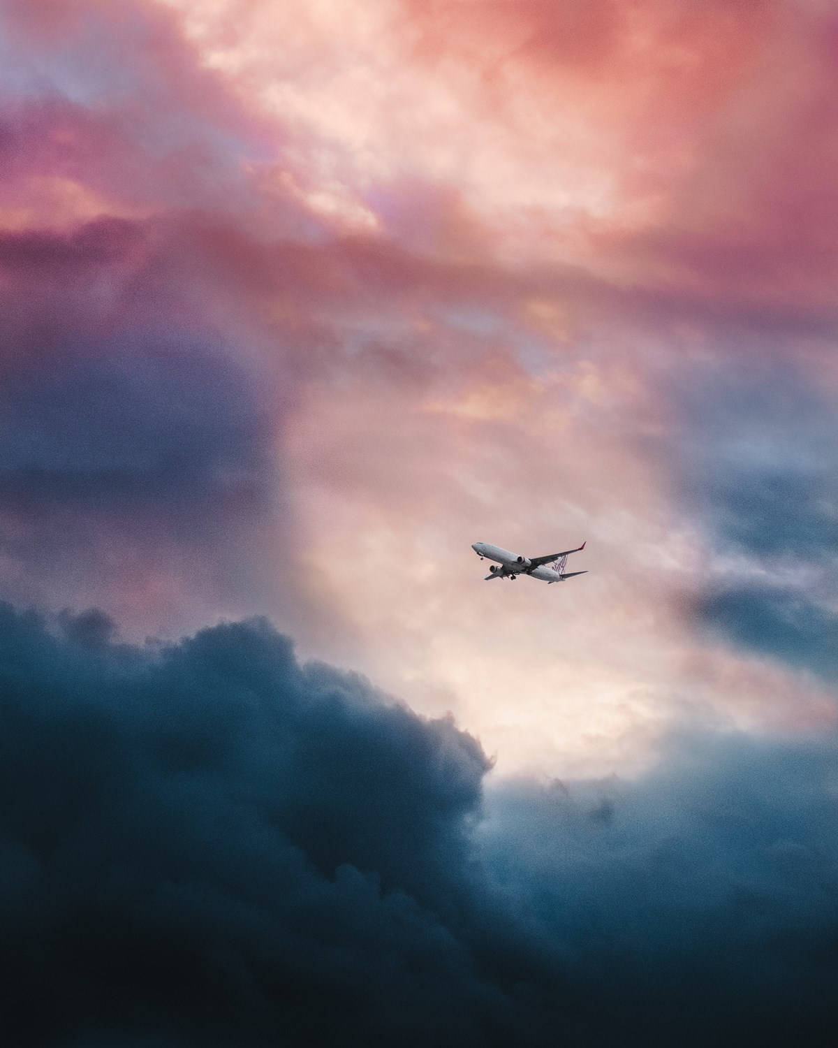 Aviónen Un Cielo Colorido Y Nublado. Fondo de pantalla