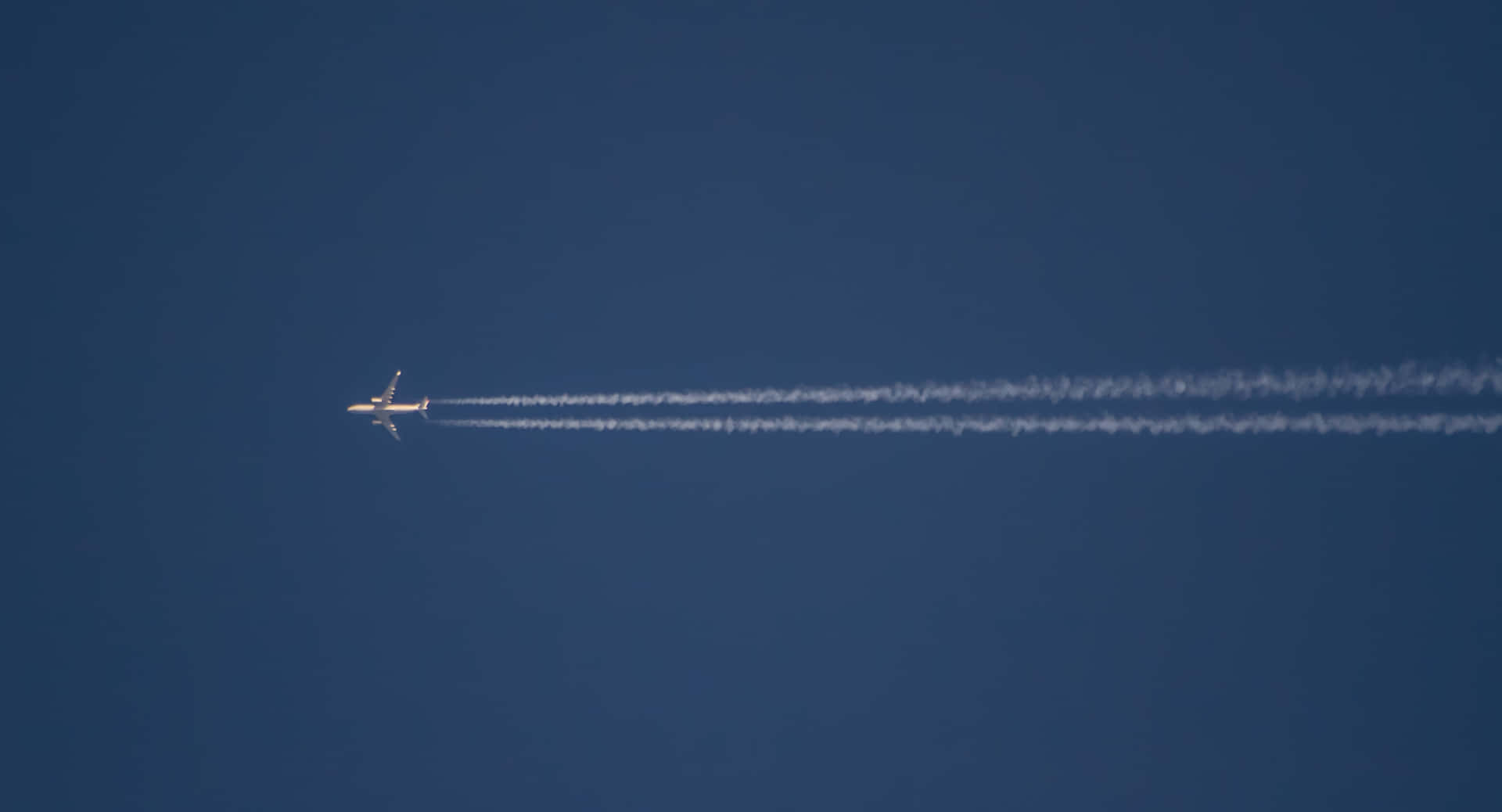 Einboeing 747-8f Frachtflugzeug Hebt Gegen Den Strahlend Blauen Himmel Ab.