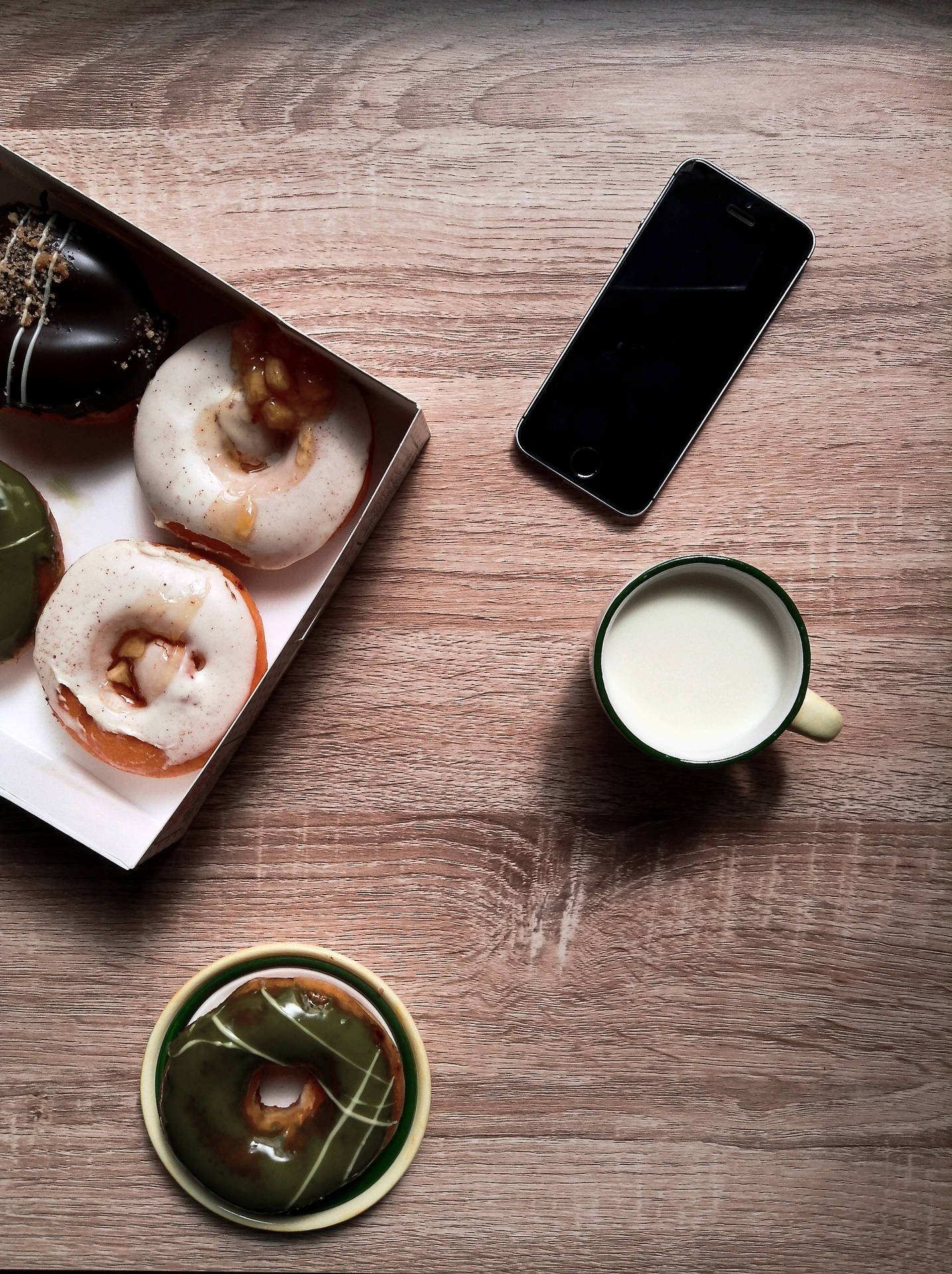 Æske Med Donuts Mad Iphone Wallpaper