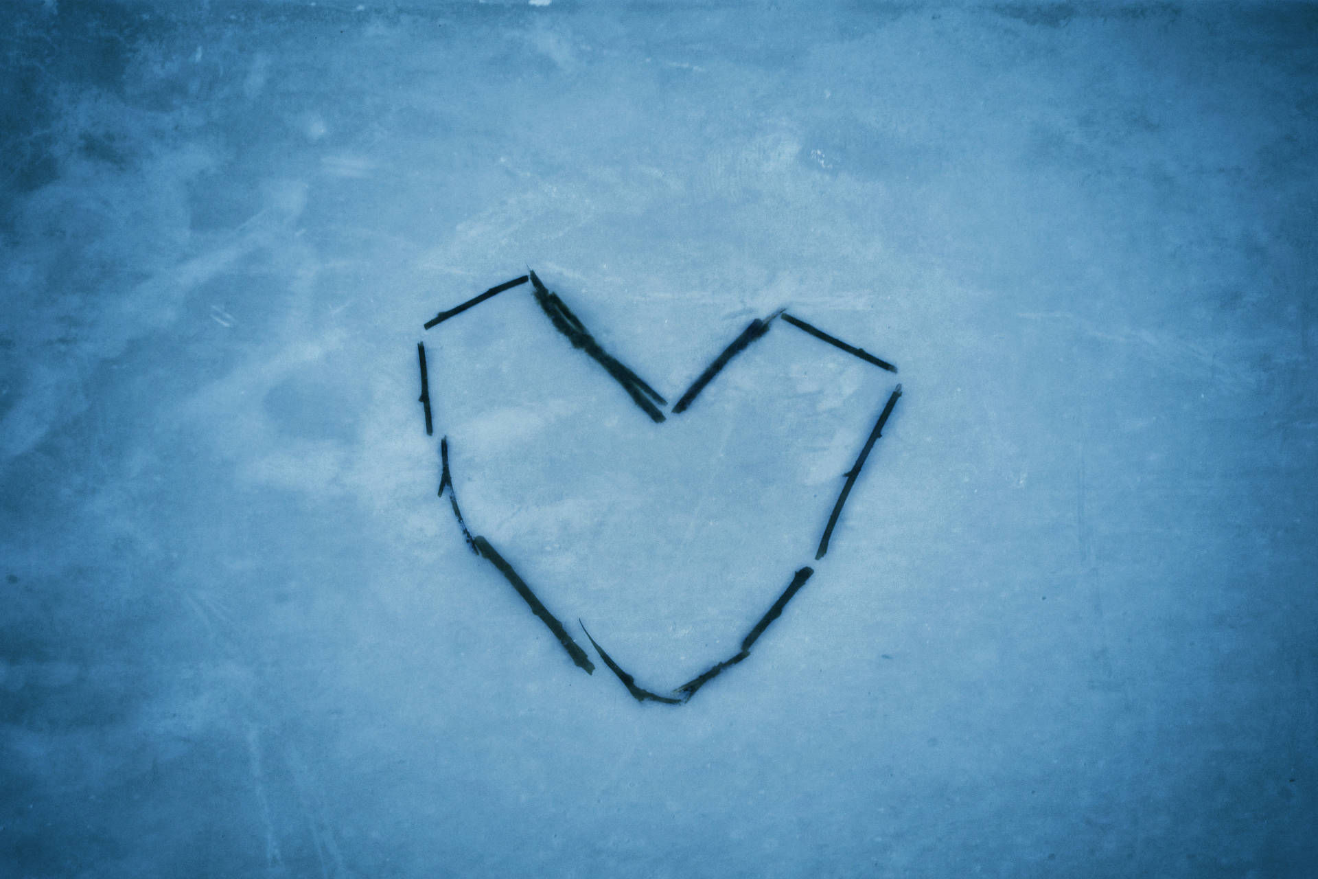 Æstetisk Hjerte Symbol I Sneen Wallpaper