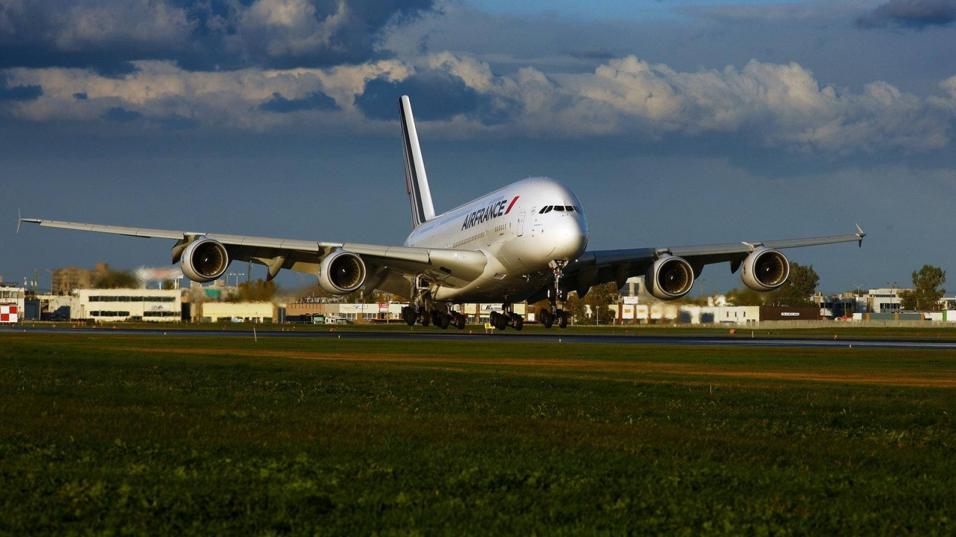 Aviónairbus A380 De Air France Con Estética En Una Pista De Aterrizaje. Fondo de pantalla
