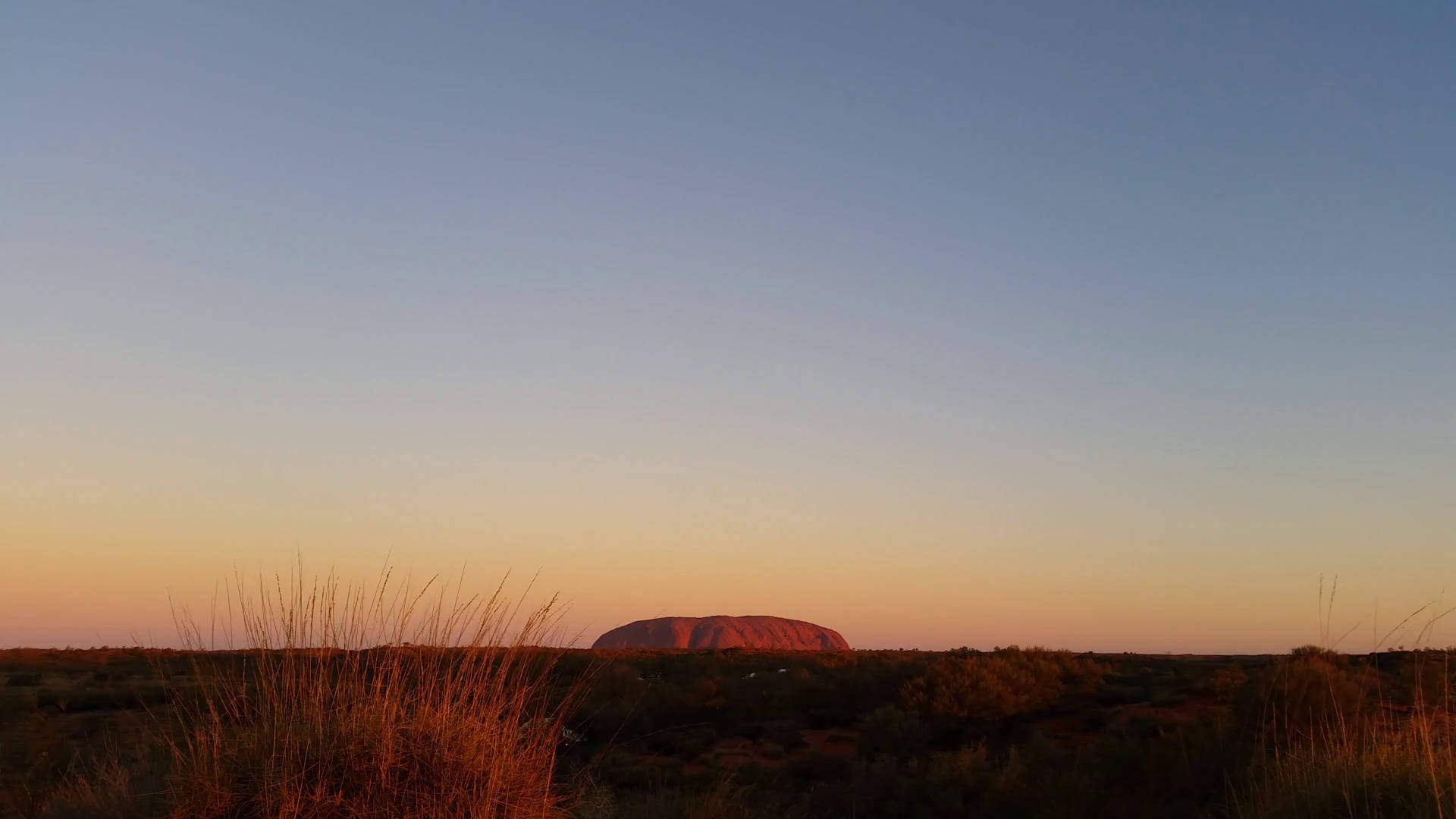 Aesthetic Australian Outback Uluru View Wallpaper