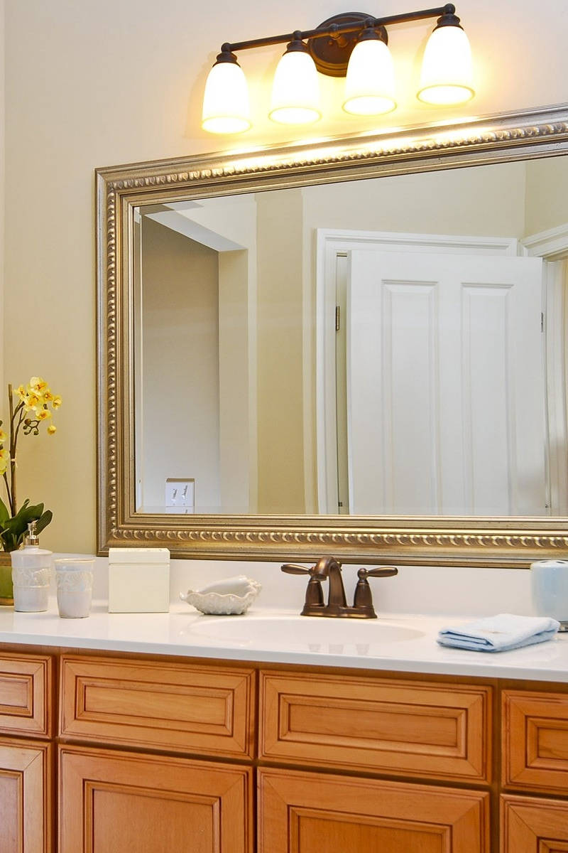 Aesthetic Bathroom Suite Mirror Wallpaper