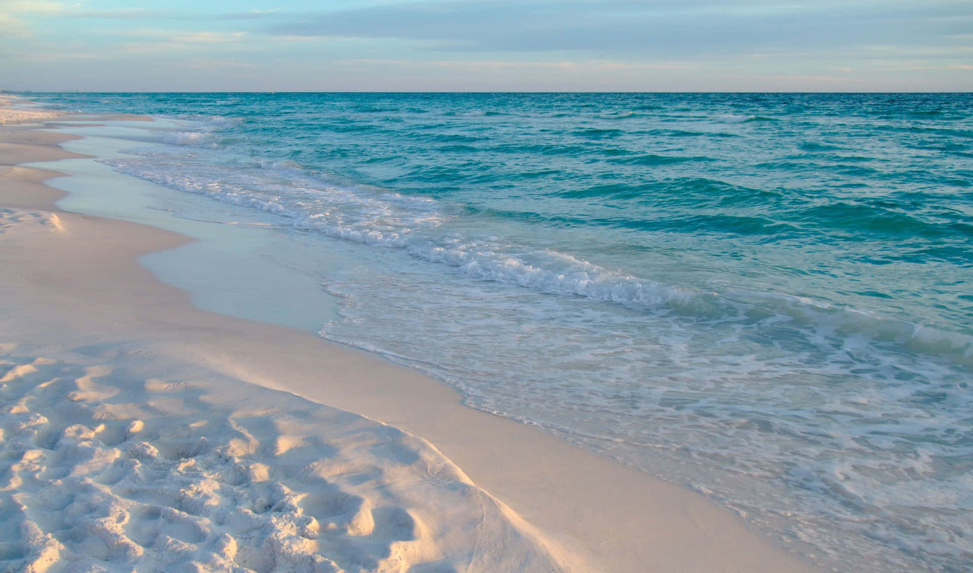 Einstrand Mit Weißem Sand Und Blauem Wasser.